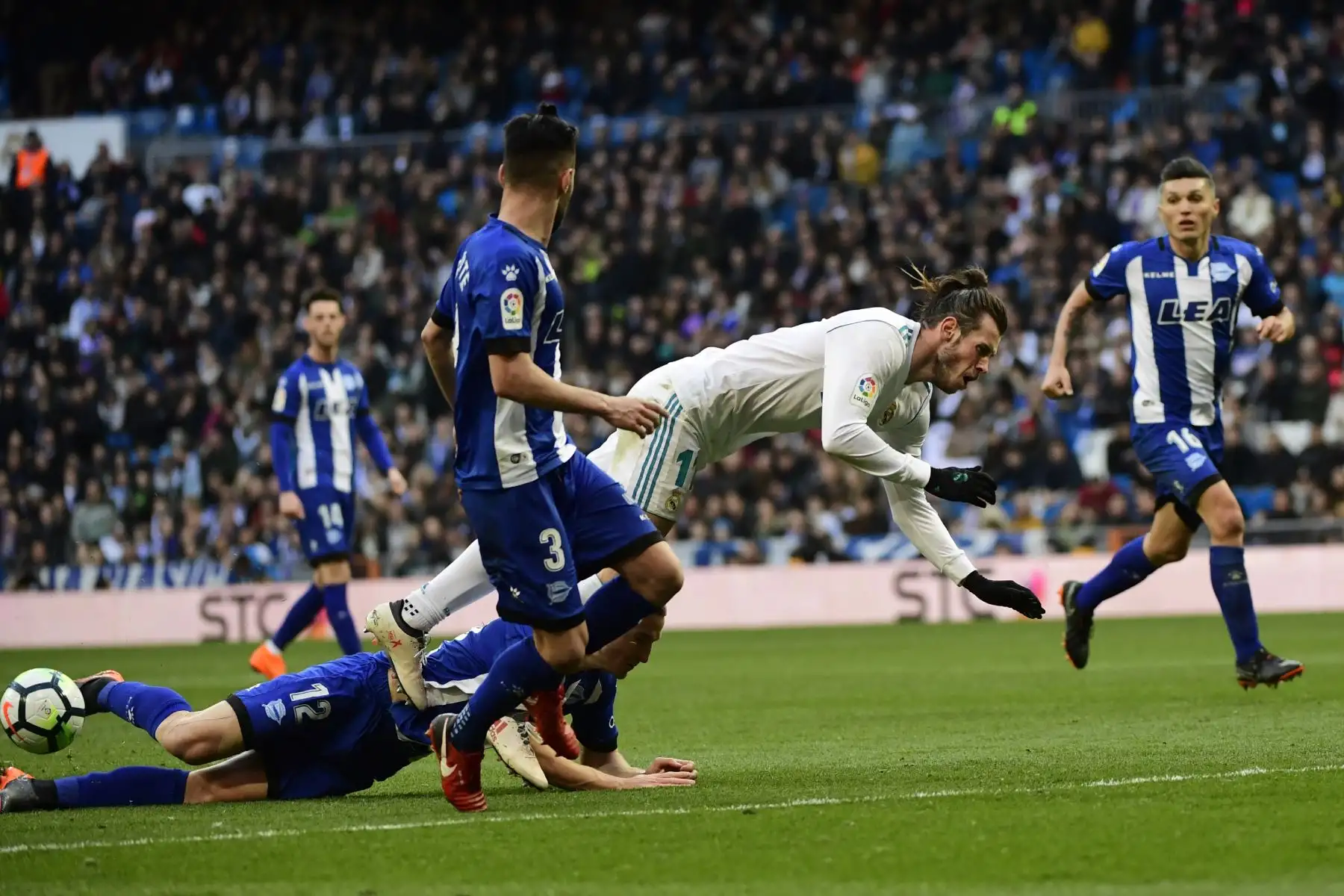 El delantero Gareth Bale compite con el defensor brasileño del Alavés Rodrigo Ely  y el defensor español del Alavés Rubén Duarte (C) entre el Real Madrid CF y el Deportivo Alavés en el estadio Santiago Bernabéu de Madrid.Foto:AFP