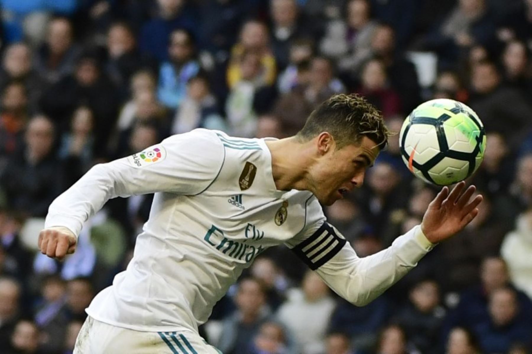 El delantero del Real Madrid Cristiano Ronaldo cabecea la pelota , durante el partido que el Real Madrid CF gano 4 a 0 al Deportivo Alavés en el estadio Santiago Bernabéu de Madrid.Foto:AFP