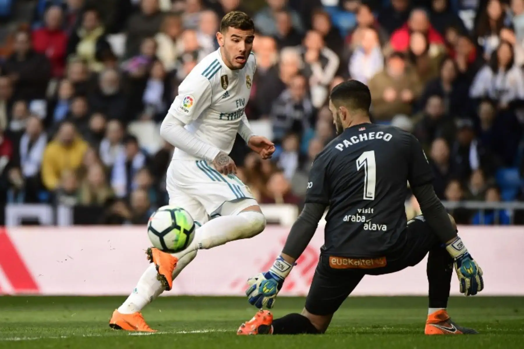 El defensa francés del Real Madrid Theo Hernández pite con el guardameta español del Alavés Fernando Pacheco. Foto:AFP