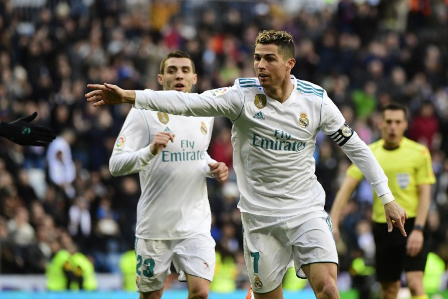 Cristiano Ronaldo celebra después de marcar durante el partido de la liga española de fútbol entre el Real Madrid CF y el Deportivo Alavés en el estadio Santiago Bernabéu de Madrid.Foto:AFP