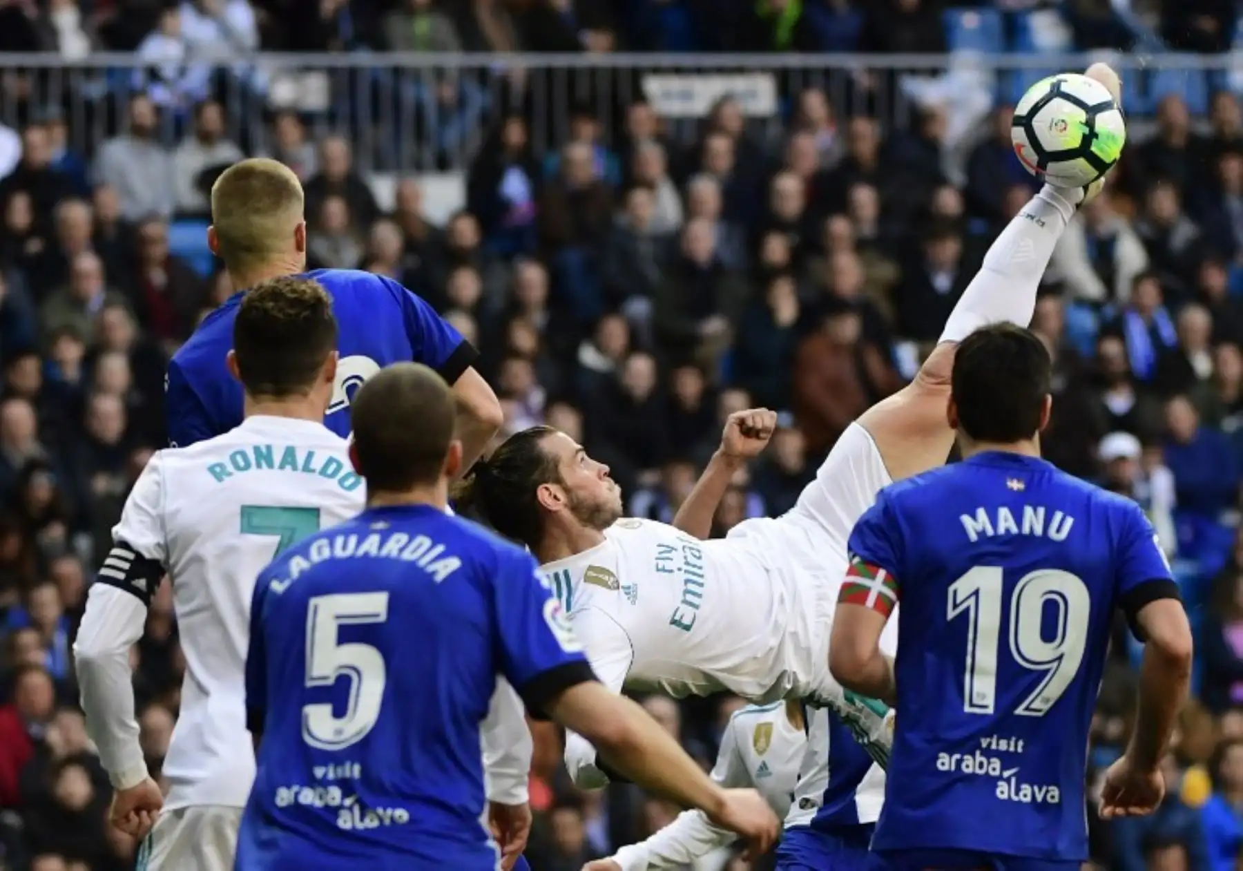 El delantero galés del Real Madrid Gareth Bale (C) patea el balón durante el partido entre Real Madrid CF  4 a 1 al Deportivo Alavés en el estadio Santiago Bernabéu de Madrid. Foto:AFP