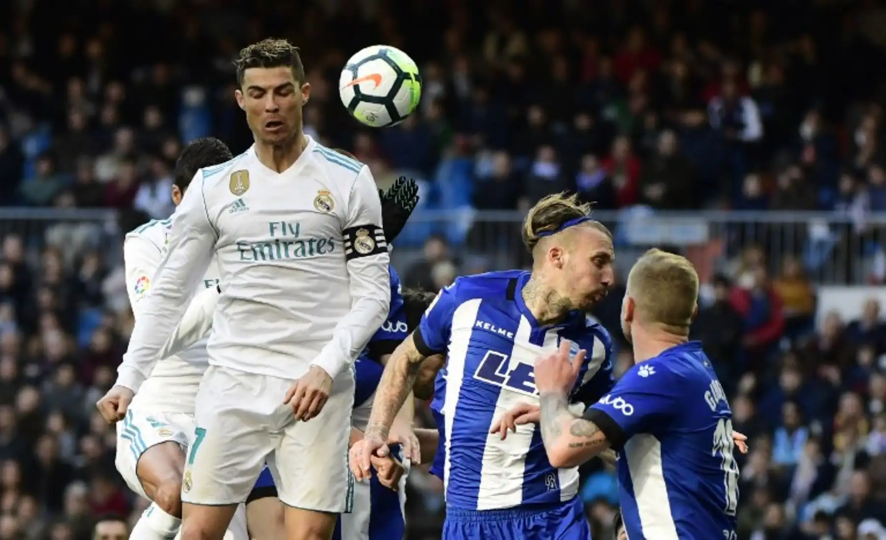 Cristiano Ronaldo y el defensor español del Alavés Alexis Ruano saltán durante el partido en el  el Real Madrid CF gano 4 a 0 al Deportivo Alavés en el estadio Santiago Bernabéu de Madrid.Foto:AFP