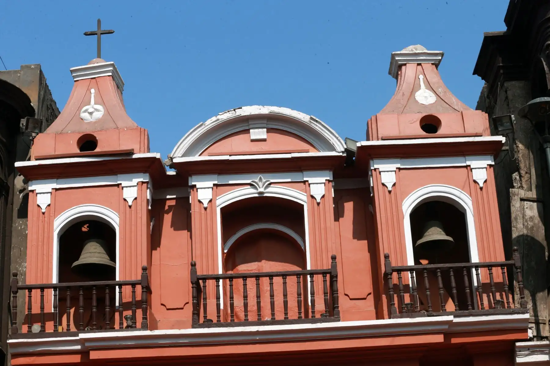 Campanas en el frontis de la Capilla Nuestra señora del Rosario. Iglesia más pequeña del Mundo siglo XVII.Foto: ANDINA/Norman Córdova