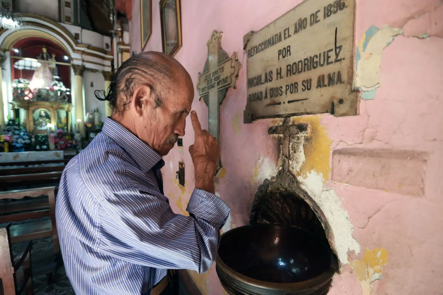 Fieles veneran las imágenes de la Señora del Rosario, en la iglesia Nuestra Señora del Rosario. La más pequeña del mundo en el siglo XVII. Foto: ANDINA/Norman Córdova