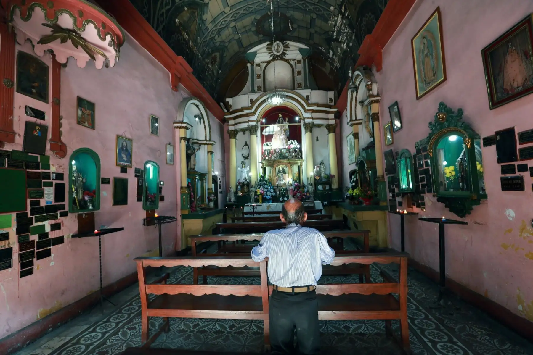 La iglesia tiene cinco metros de ancho, 10 de alto y 12 de profundidad. La reverencia y el silencio es respetado rigurosamente por los visitantes. Foto: ANDINA/Norman Córdova