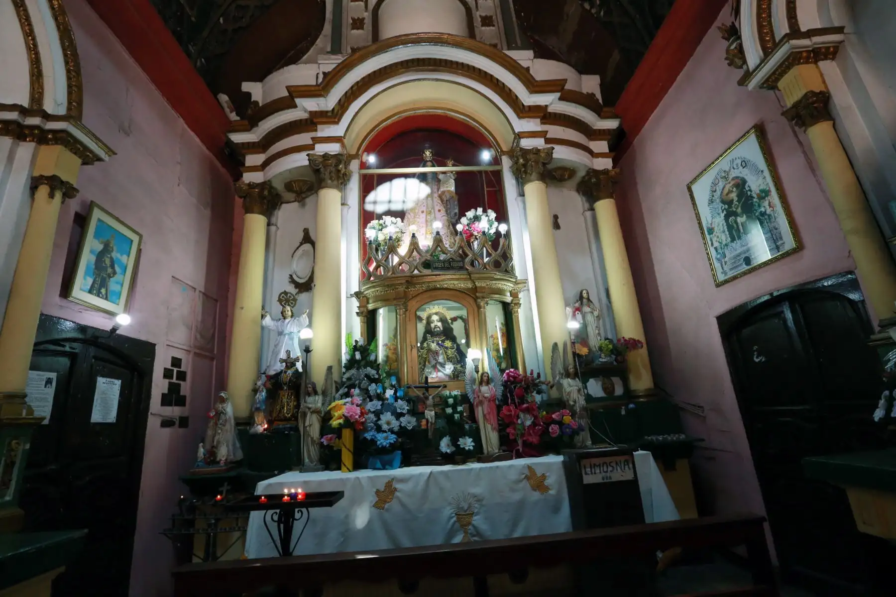 La imagen de Nuestra Señora del Rosario en el retablo del altar mayor del siglo XVII; debajo de ella el Señor del Triunfo.  Y en las paredes laterales  las imágenes de San Judas Tadeo, San Hilarión, San Martín de Porres, Santa Rosa de Lima, el Señor Crucificado y la Virgen de la Puerta , entro otros santos, Foto: ANDINA/Norman Córdova