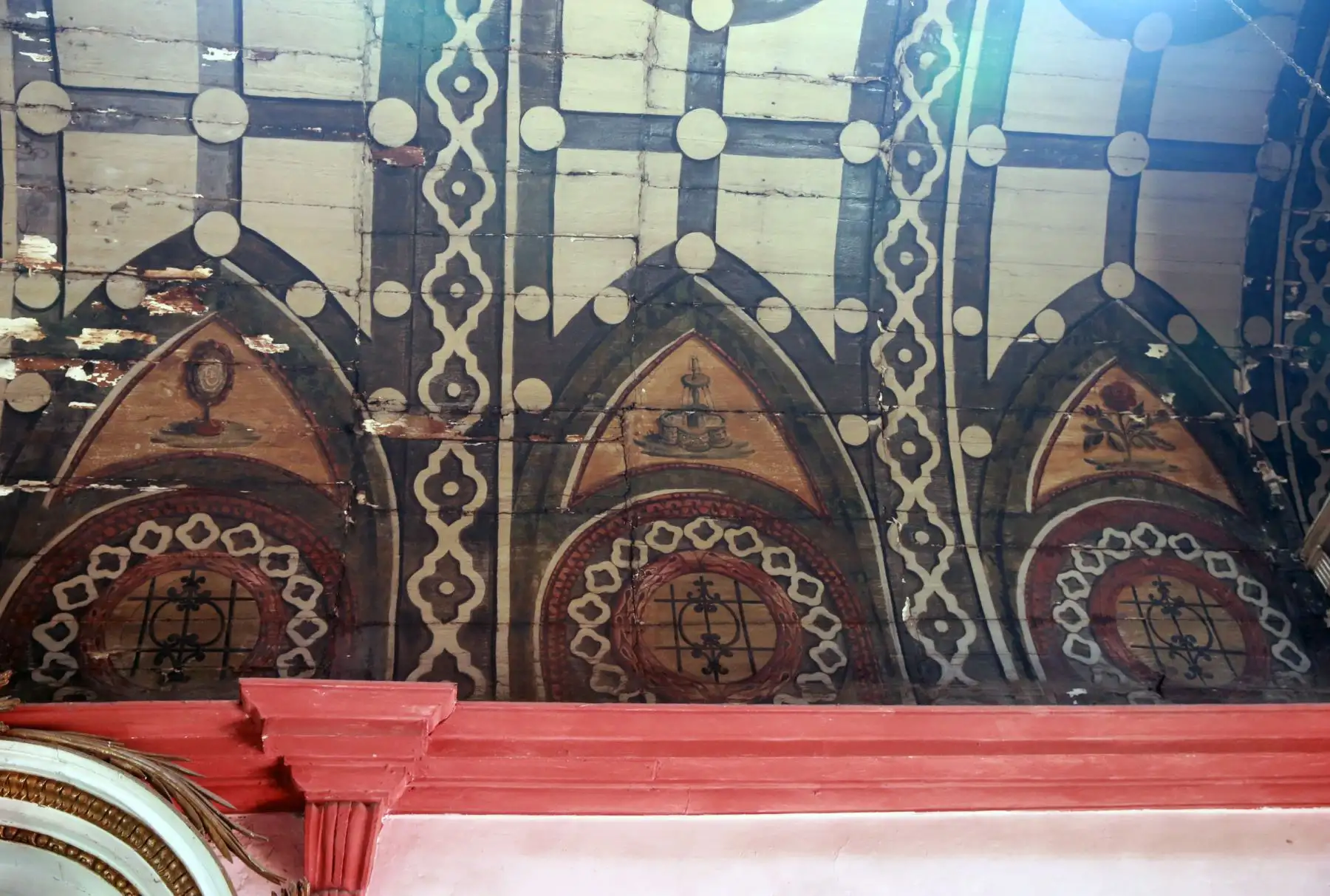 Detalles de escudos de la epoca, en la Capilla Nuestra señora del Rosario. Iglesia más pequeña del Mundo siglo XVII .Foto: ANDINA/Norman Córdova
