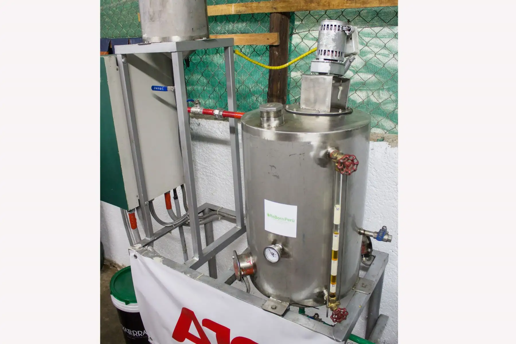 El tanque de esta Planta de transformación de aceite usado de cocina convierte 50 litros de biodiesel