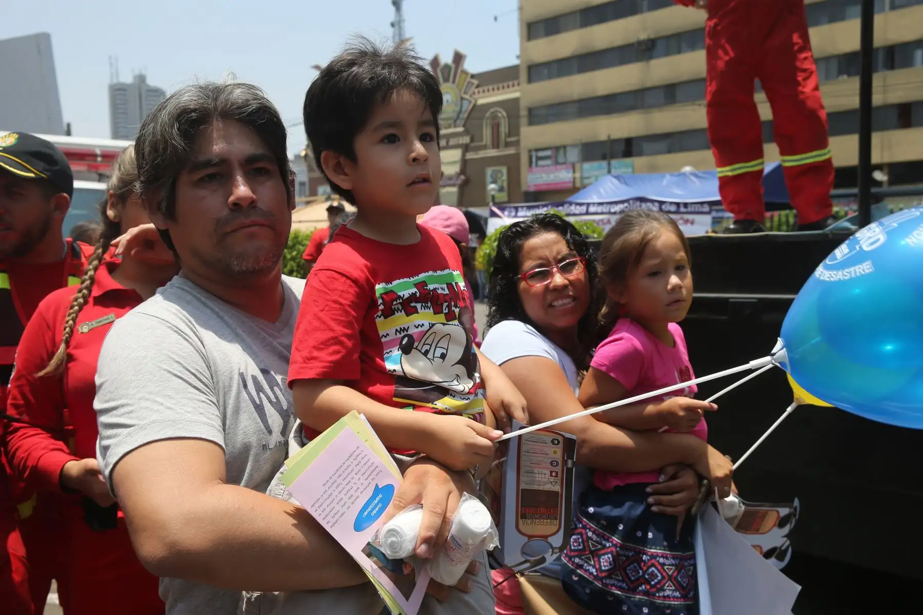 Padres de familia observando las actividad de los bomberos .Foto: ANDINA/Norman Córdova