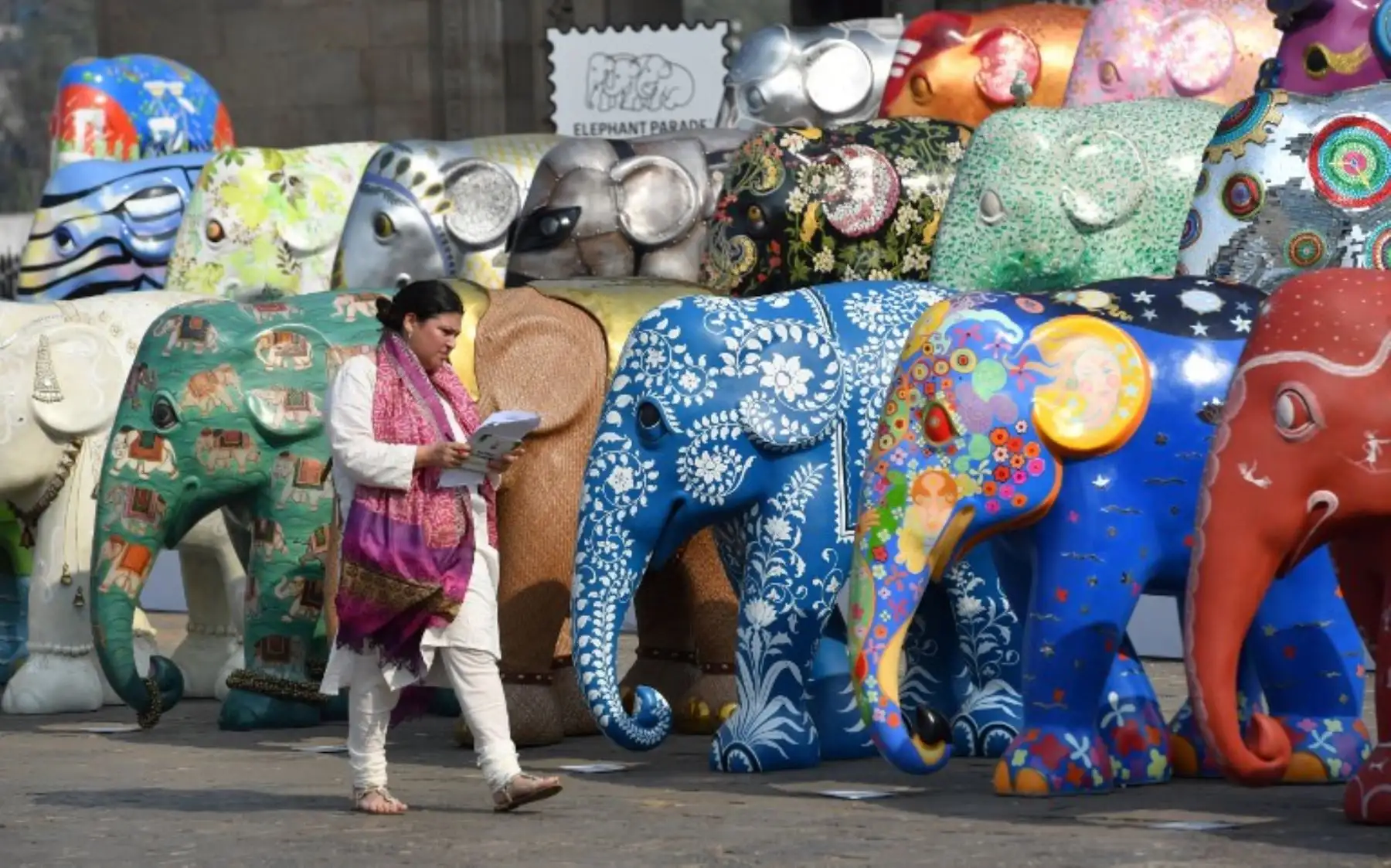 Exhibición de esculturas de elefante se venderá en una subasta para recaudar fondos para corredores de elefantes asiáticos y proyectos para abordar el conflicto humano-elefante en toda la India.Foto:AFP