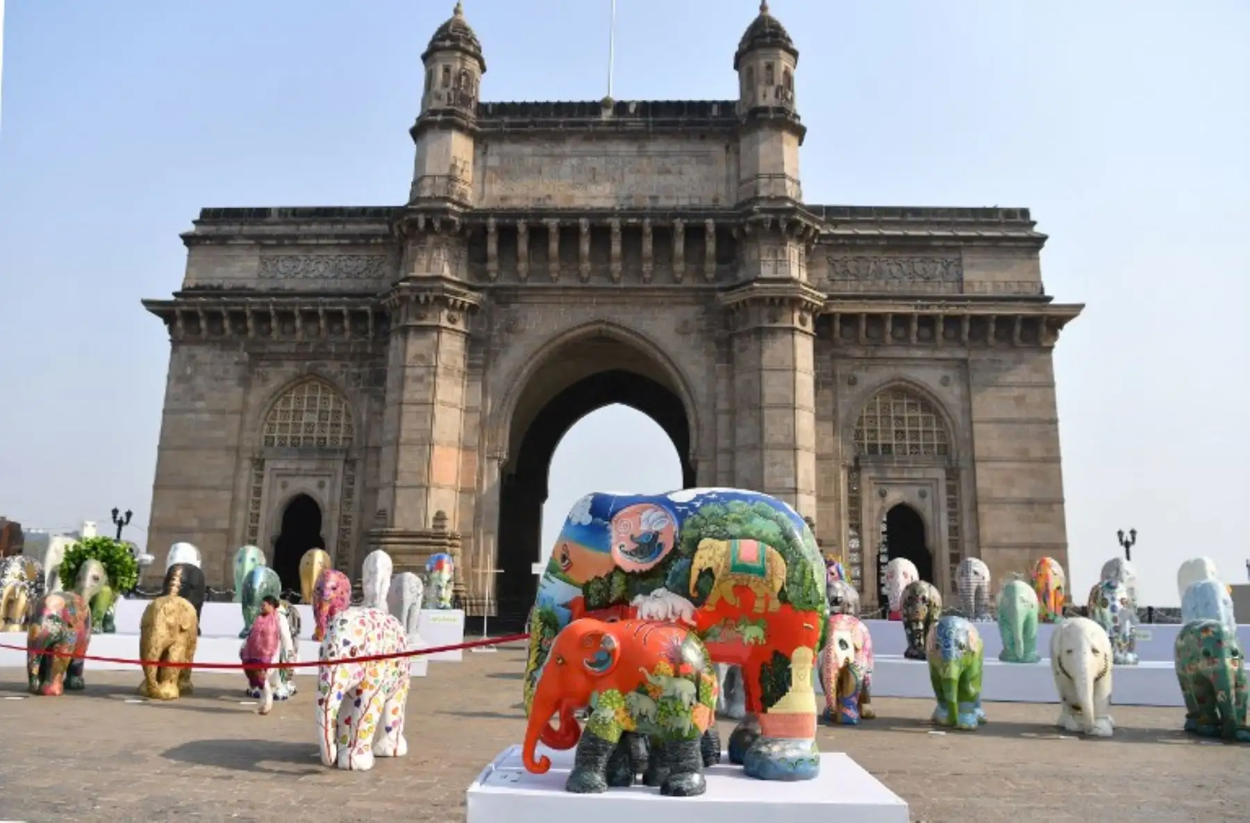 Las esculturas de elefantes se exhibirán en la Puerta de la India como parte de Elephant Parade India en Mumbai.Foto:AFP