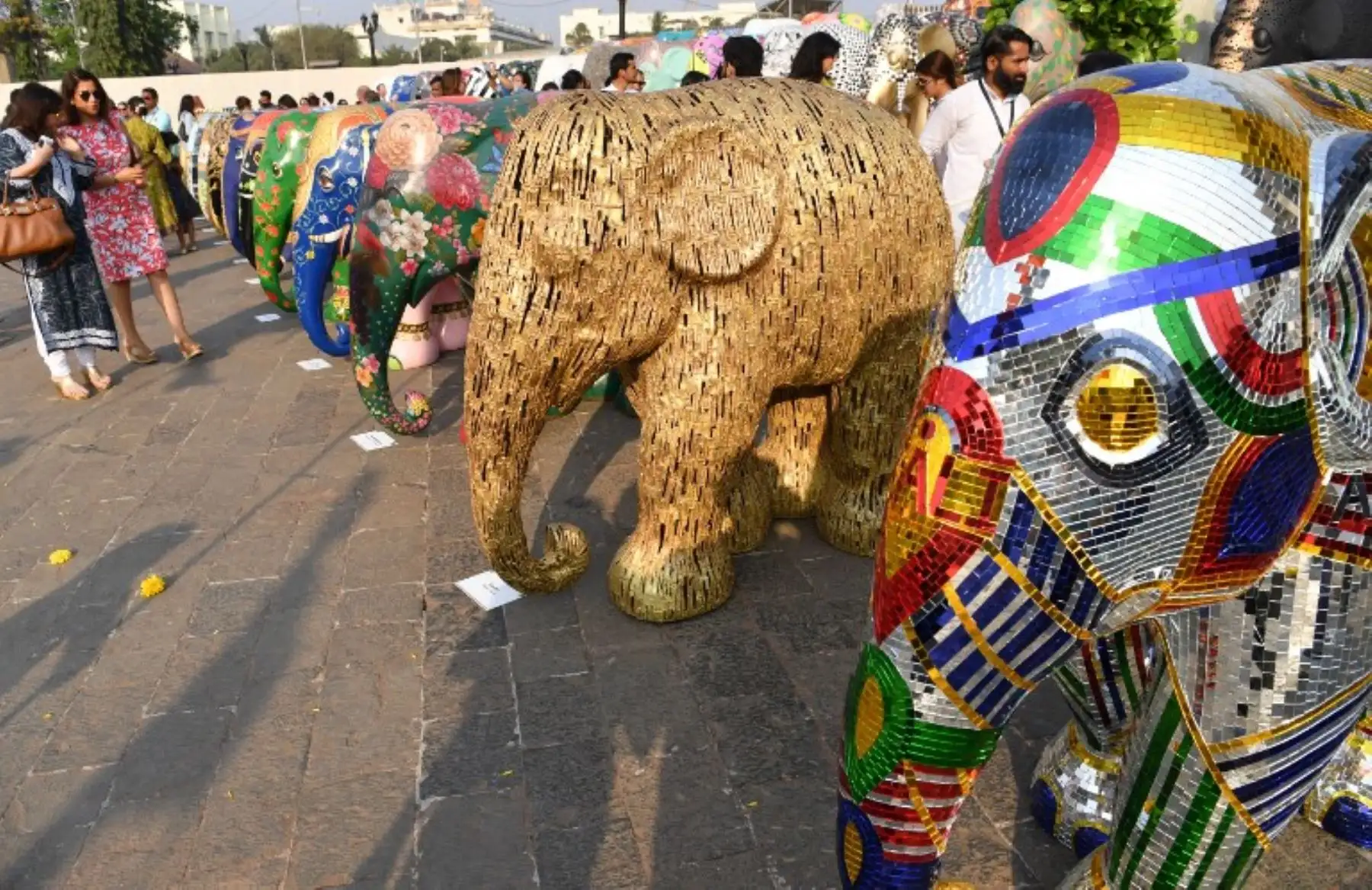 Los visitantes indios caminan entre esculturas de elefantes como parte de la iniciativa Elephant Parade India en Mumba. Foto:AFP