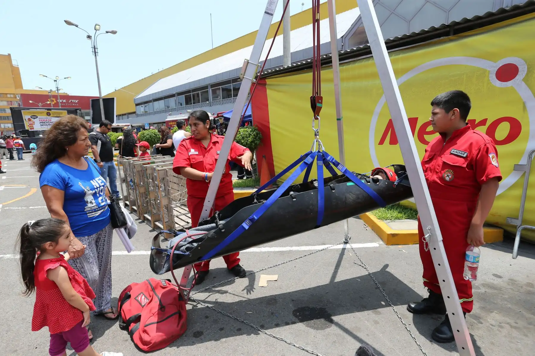 Personal femenino de los bomberos informa  al publico como se hace un rescate .Foto: ANDINA/Norman Córdova