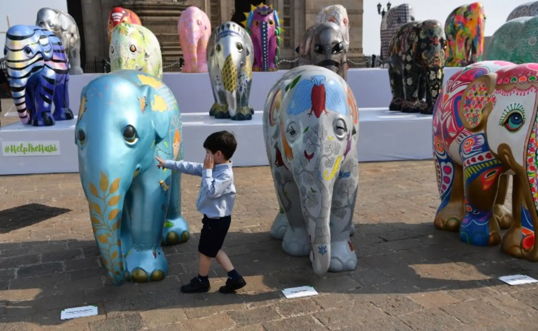 Un niño camina entre esculturas de elefantes como parte de la iniciativa Elephant Parade India en Mumbai.Foto:AFP