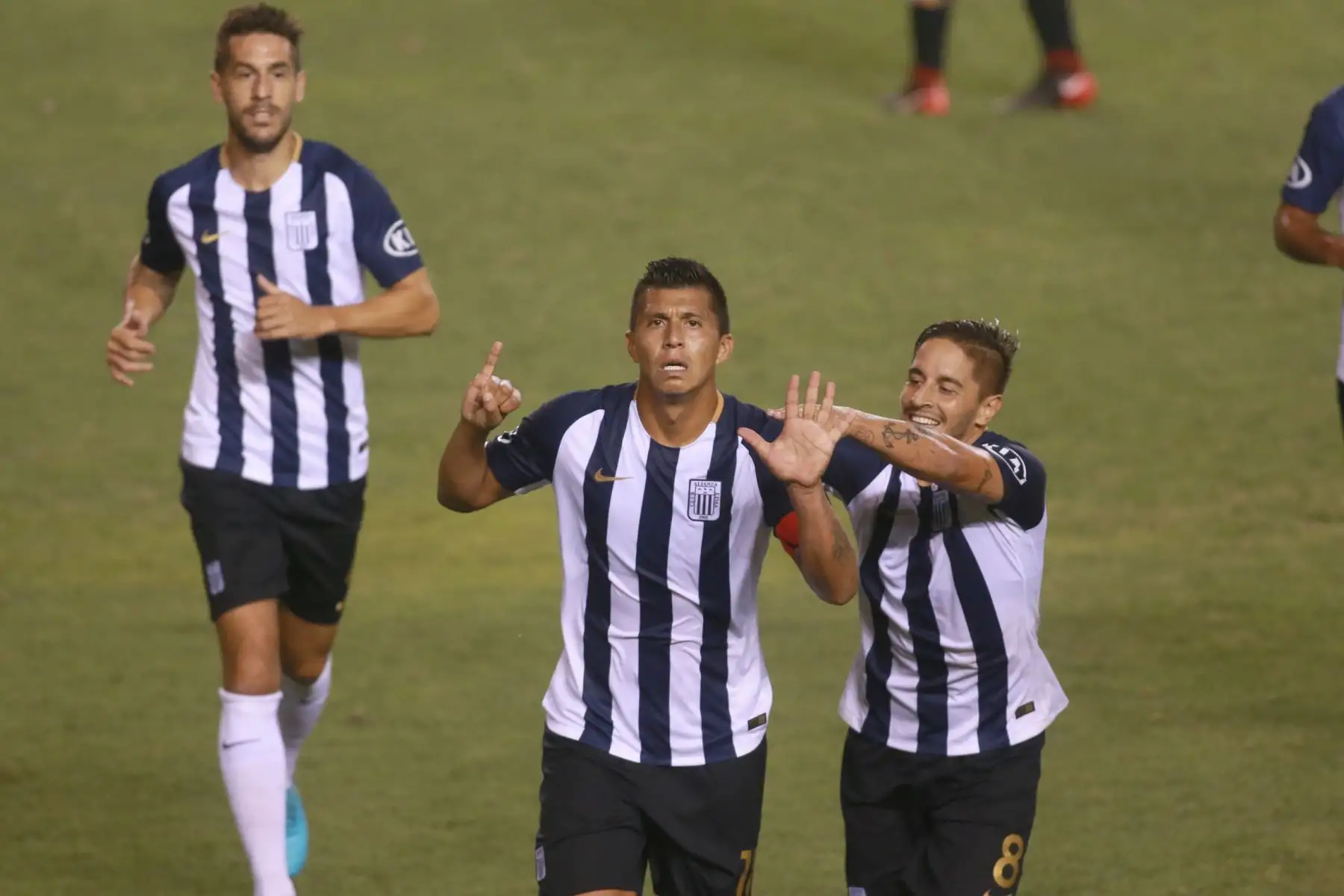 Rinaldo Cruzado delantero de Alianza Lima celebra el segundo de penal a Universitario de Deportes, en el estadio monumental.  Foto: ANDINA/Jhony Laurente.