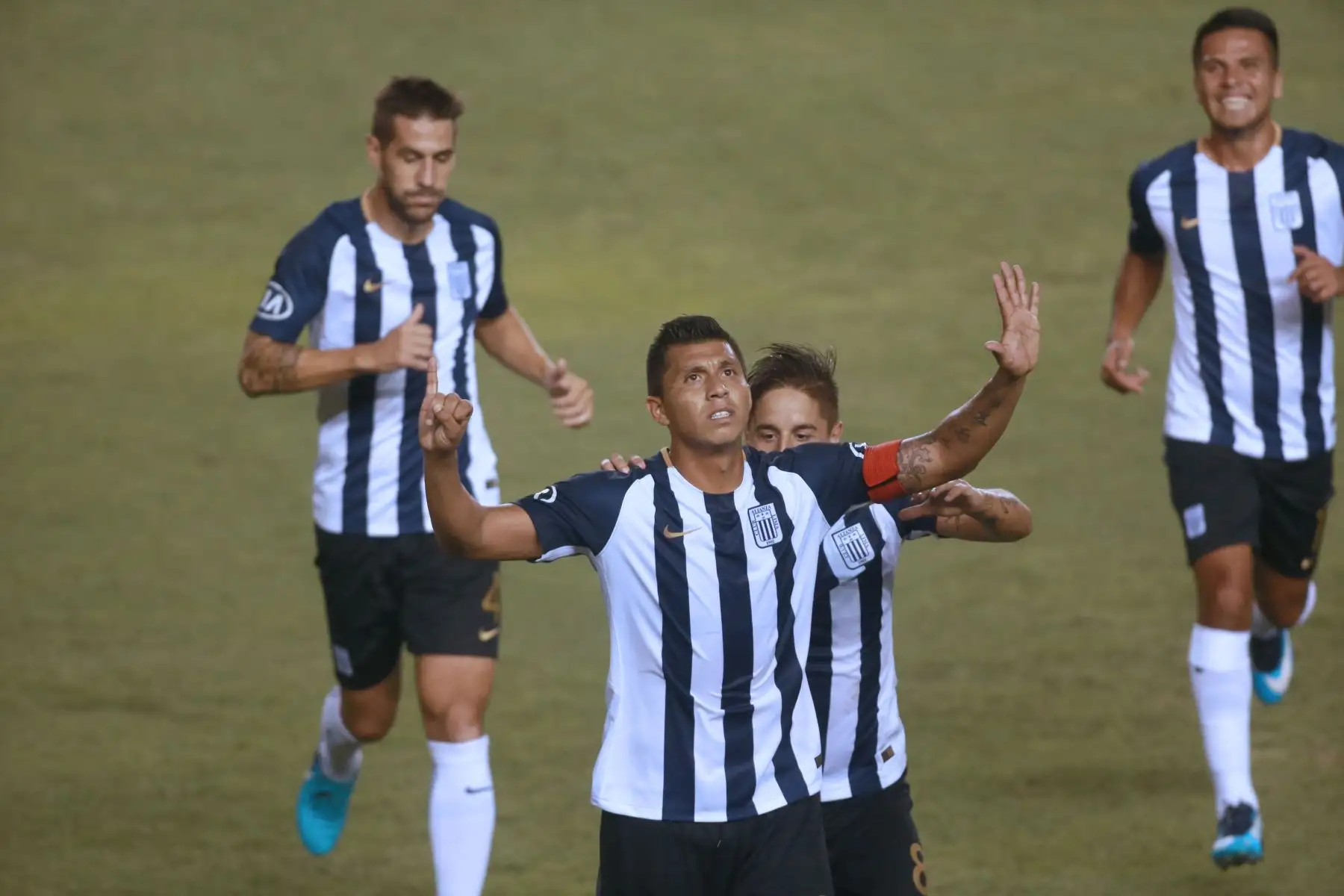 Rinaldo Cruzado delantero de Alianza Lima celebra el segundo de penal a Universitario de Deportes, en el estadio monumental.  Foto: ANDINA/Jhony Laurente