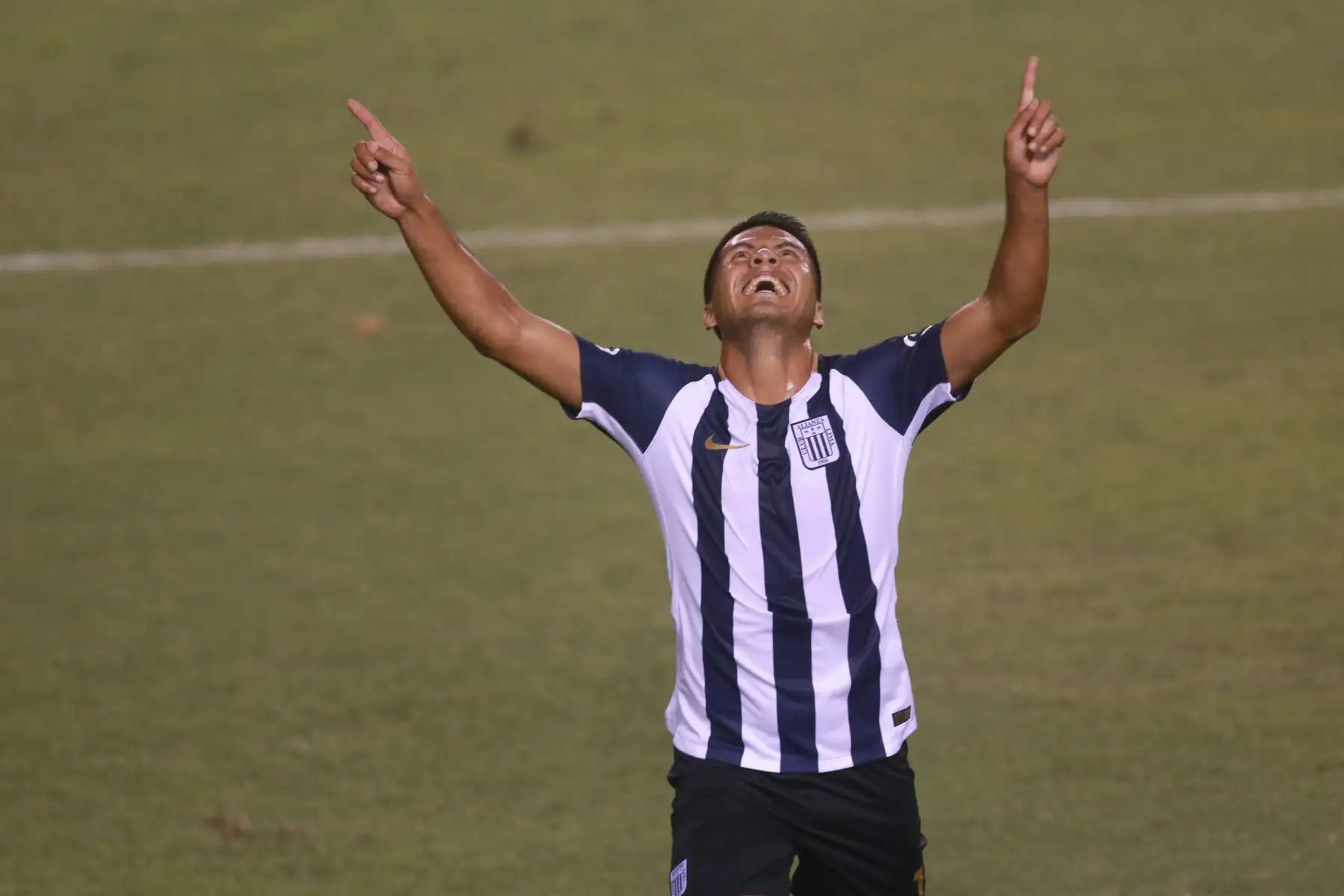 Janio Pósito delantero de Alianza Lima celebra el tercer gol a Universitario de Deportes, en el estadio monumental.  Foto: ANDINA/Jhony Laurente