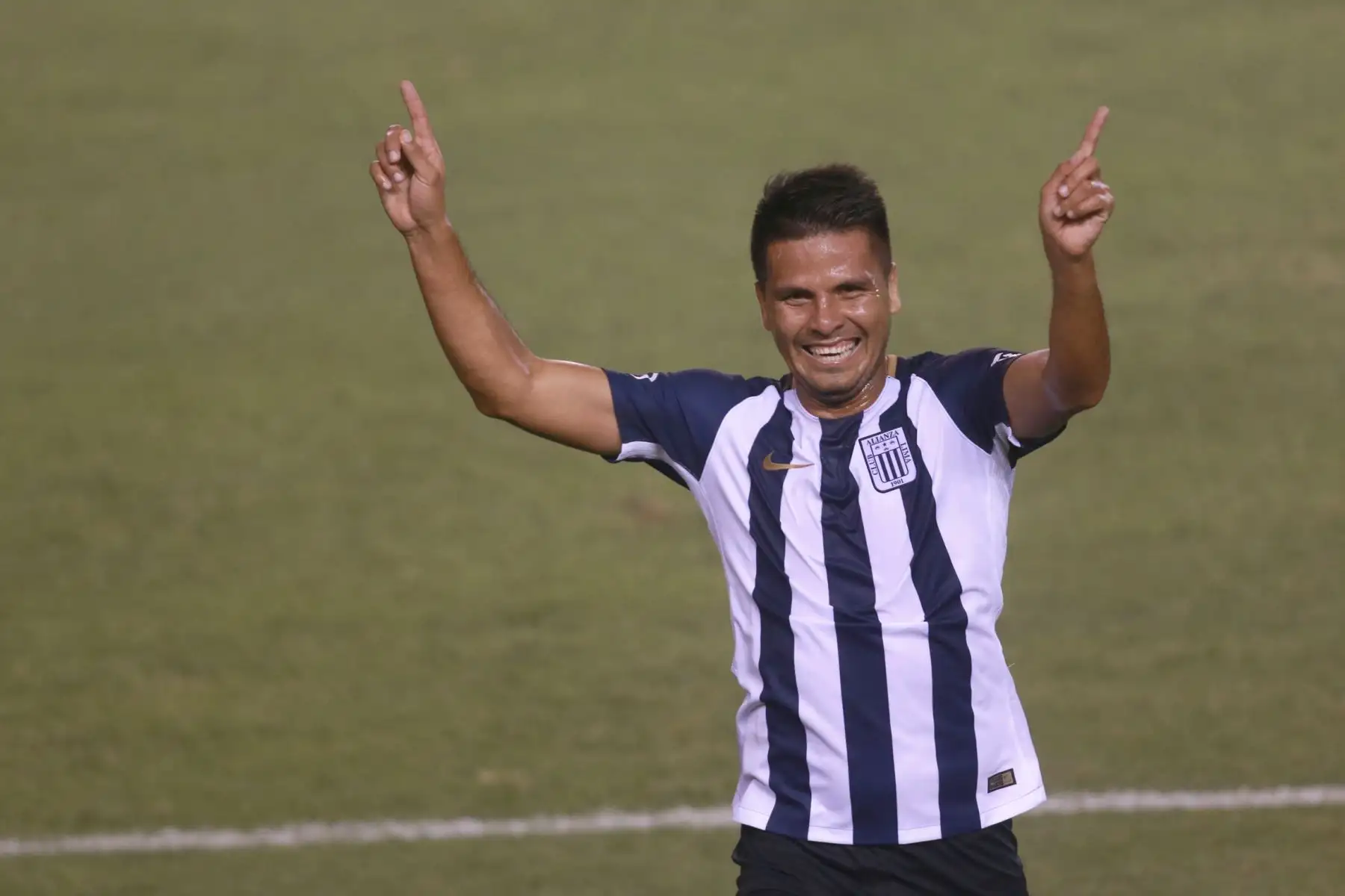 Janio Pósito delantero de Alianza Lima celebra el tercer gol a Universitario de Deportes, en el estadio monumental.  Foto: ANDINA/Jhony Laurente