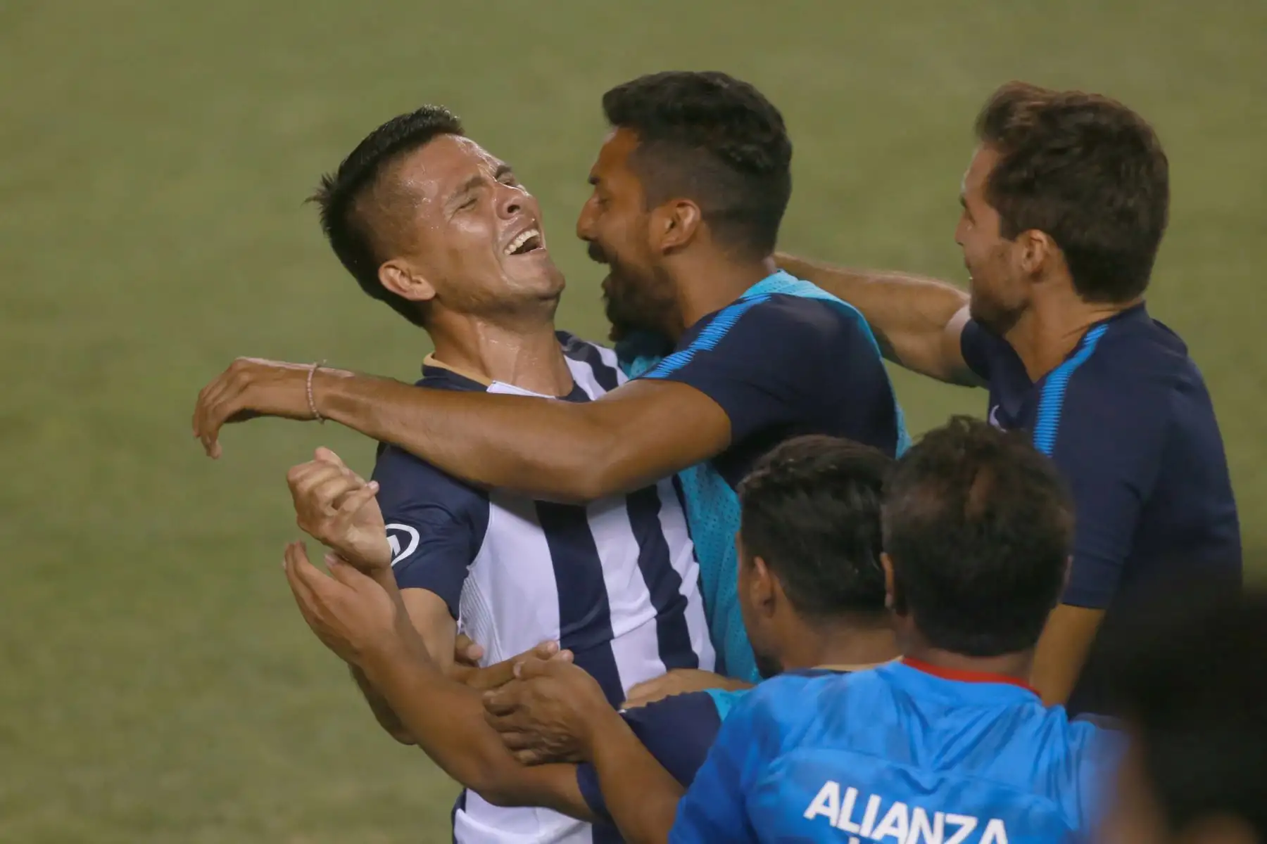 Janio Pósito delantero de Alianza Lima celebra el tercer gol a Universitario de Deportes, en el estadio monumental.  Foto: ANDINA/Jhony Laurente