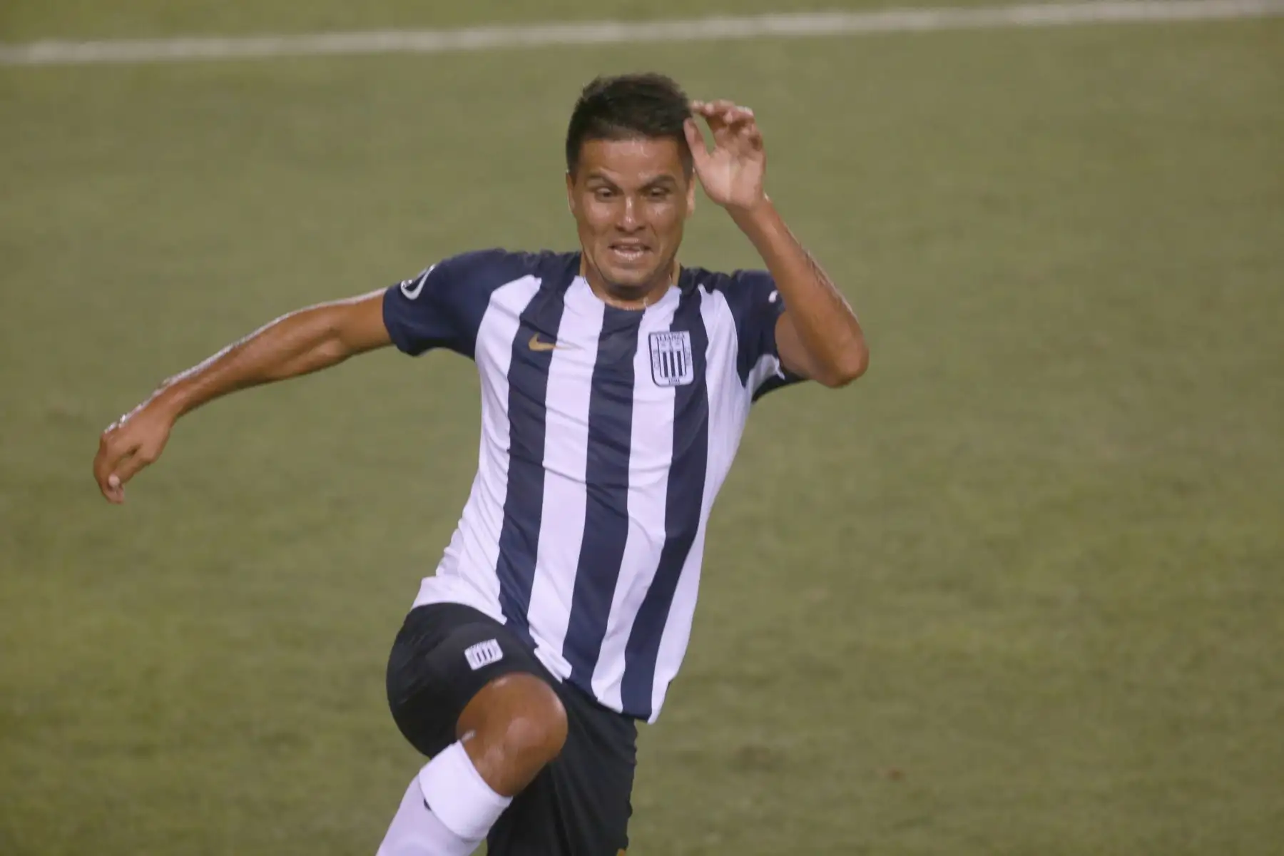 Janio Pósito delantero de Alianza Lima celebra el tercer gol a Universitario de Deportes, en el estadio monumental.  Foto: ANDINA/Jhony Laurente