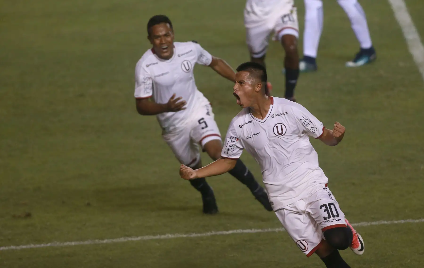 Anthony Osorio, delantero estudiantil celebra el primer gol  de Universitario de Deportes, en el estadio monumental.  Foto: ANDINA/Jhony Laurente