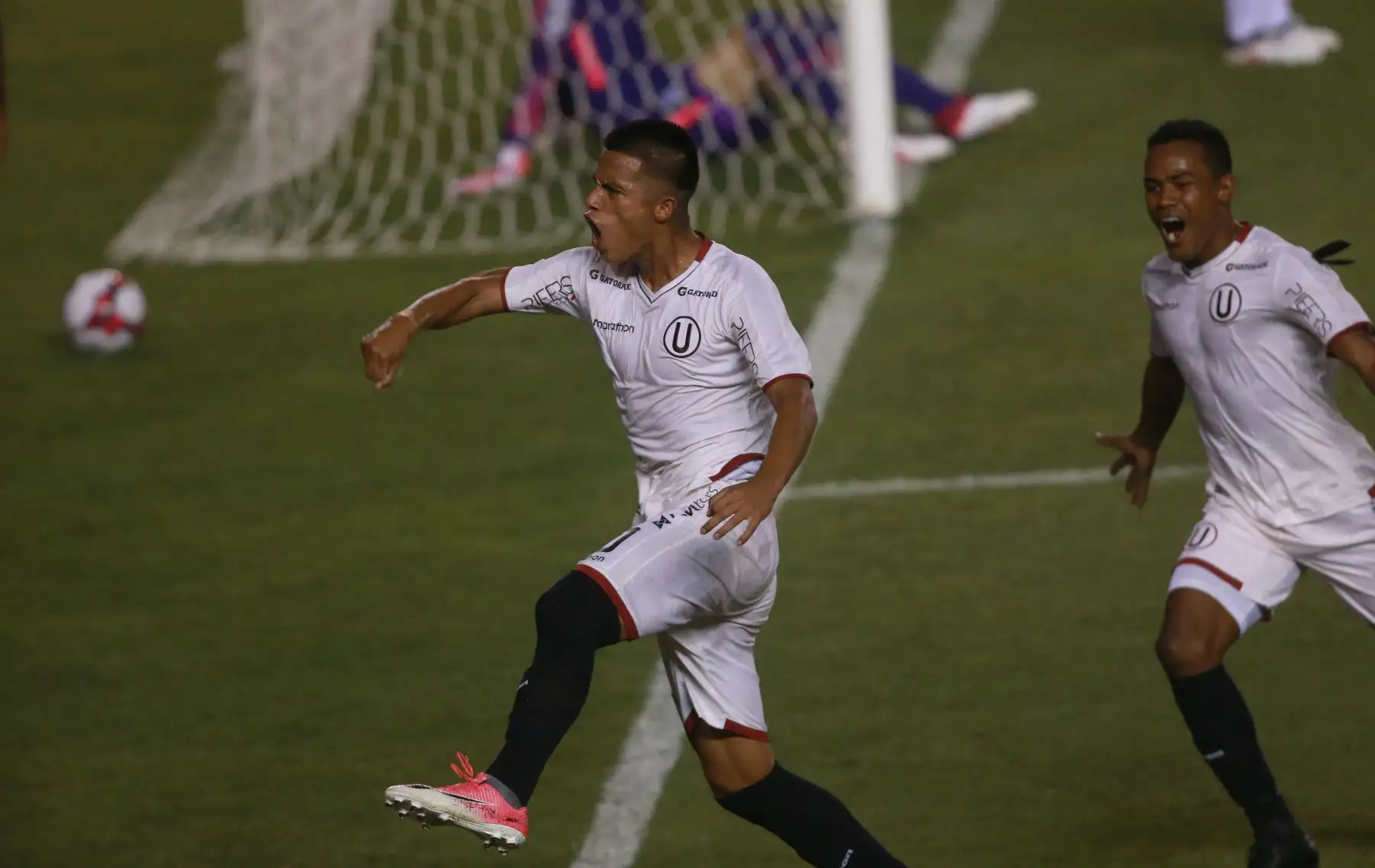 Anthony Osorio delantero estudiantil celebra el primer gol  de Universitario de Deportes, en el estadio monumental.  Foto: ANDINA/Jhony Laurente