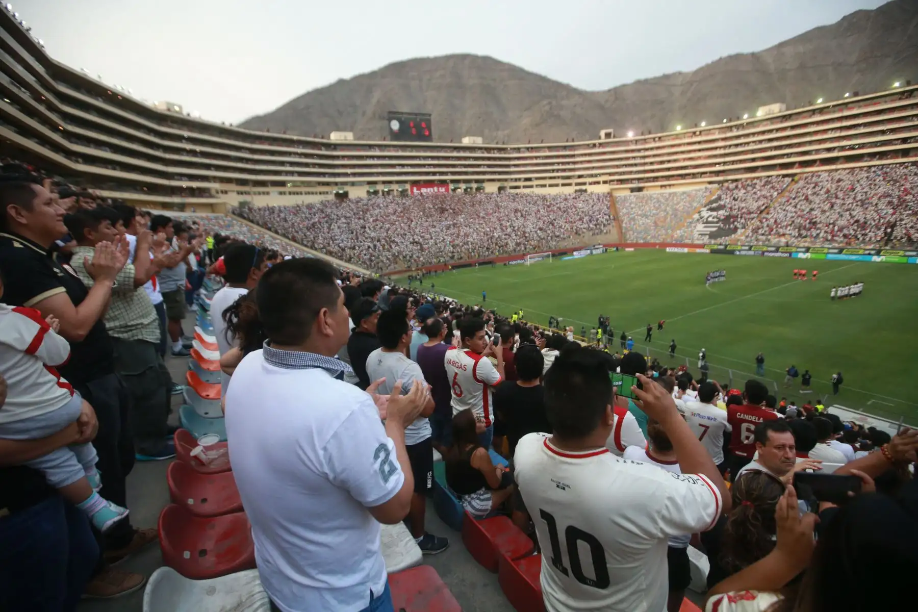 Hinchada crema aplaudió durante minuto de silencio en homenaje a fallecido periodista deportivo Daniel Peredo. en el Estadio Monumental de la U. Foto:ANDINA/Jhony Laurente