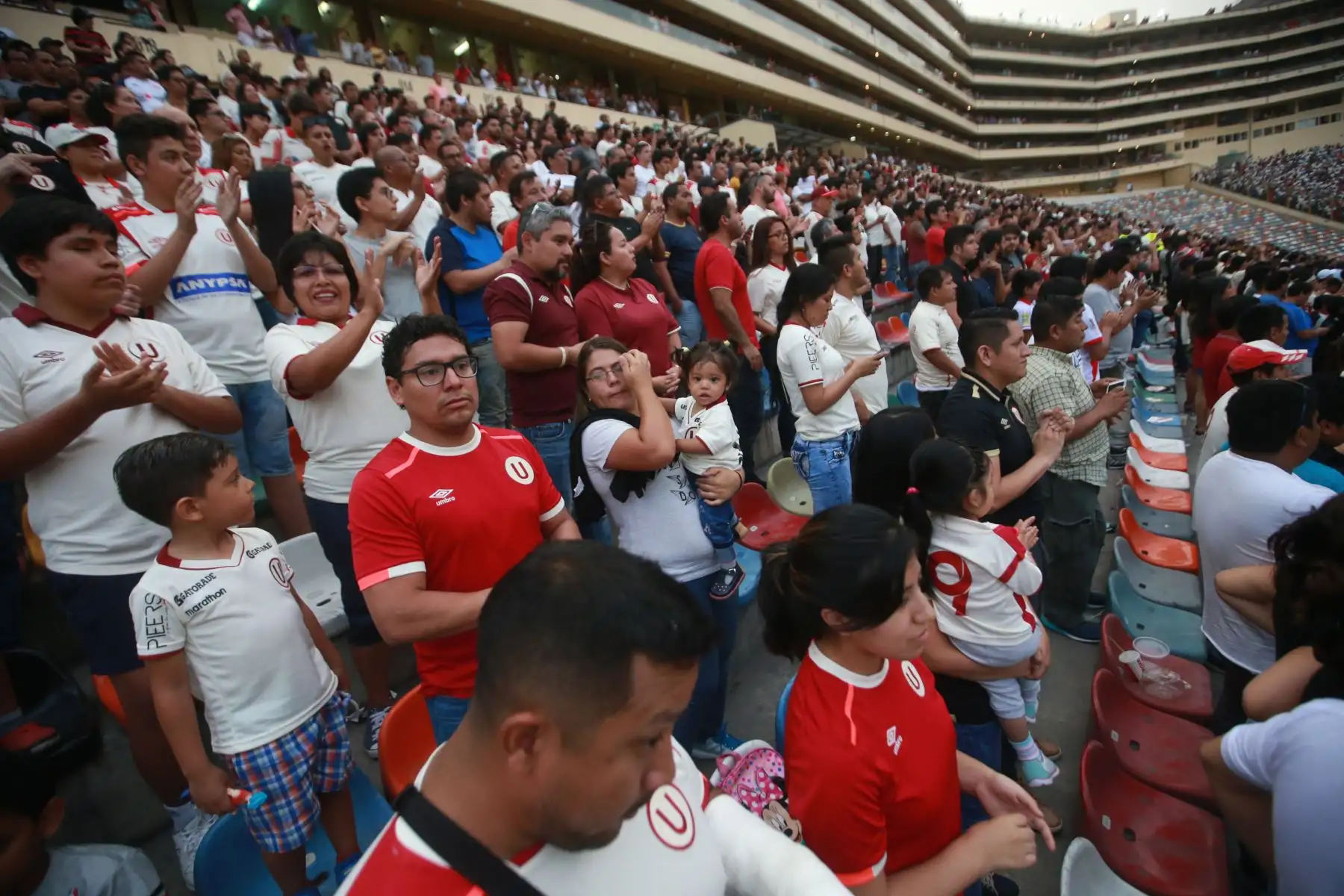 Hinchada crema aplaudió durante minuto de silencio en homenaje a fallecido periodista deportivo Daniel Peredo. en el Estadio Monumental de la U. Foto:ANDINA/Jhony Laurente