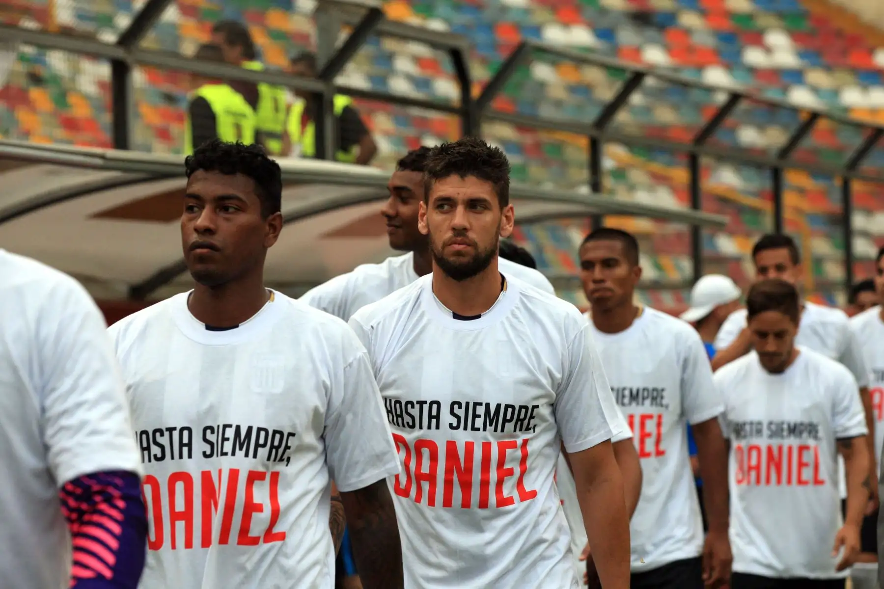 Jugadores cremas lucieron camiseta con el nombre de Daniel Peredo, durante el minuto de silencio en homenaje a fallecido periodista. Foto: ANDINA/Dante Zegarra
