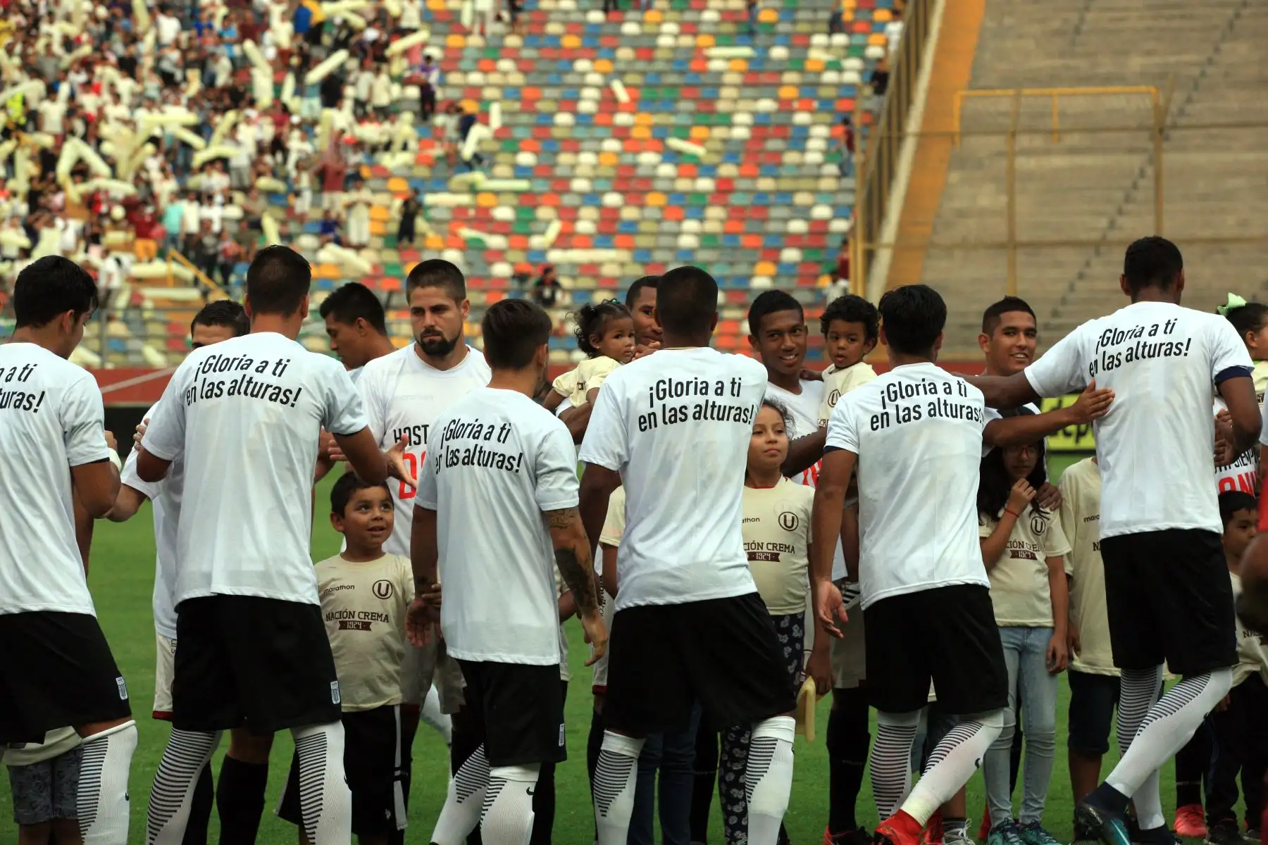 Jugadores cremas lucieron camiseta con el nombre de Daniel Peredo, durante el minuto de silencio en homenaje a fallecido periodista. Foto: ANDINA/Dante Zegarra