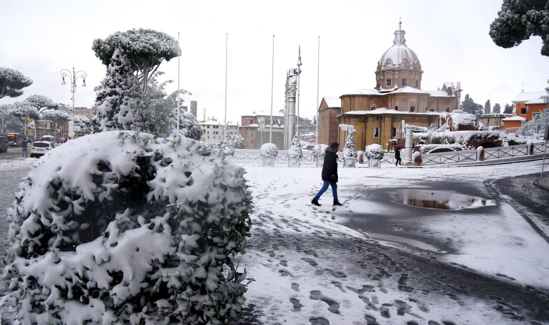 Roma y el Vaticano amanecieron totalmente cubiertas de nieve bajo los efectos de la tormenta Burian que incluso ha provocado el cierre de escuelas y universidades en la capital. Foto: AFP