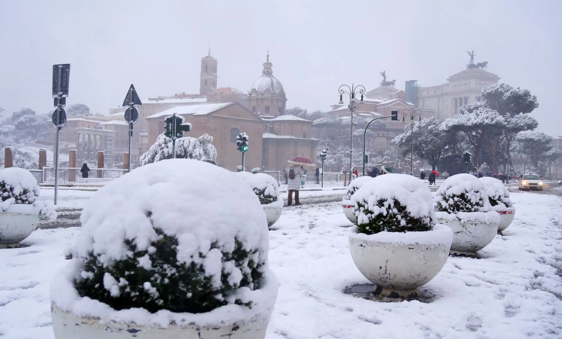 La alcaldesa de la ciudad, Virginia Raggi, ordenó ayer el cierre de las escuelas públicas ante la dificultad de moverse por la nevada. Foto: AFP