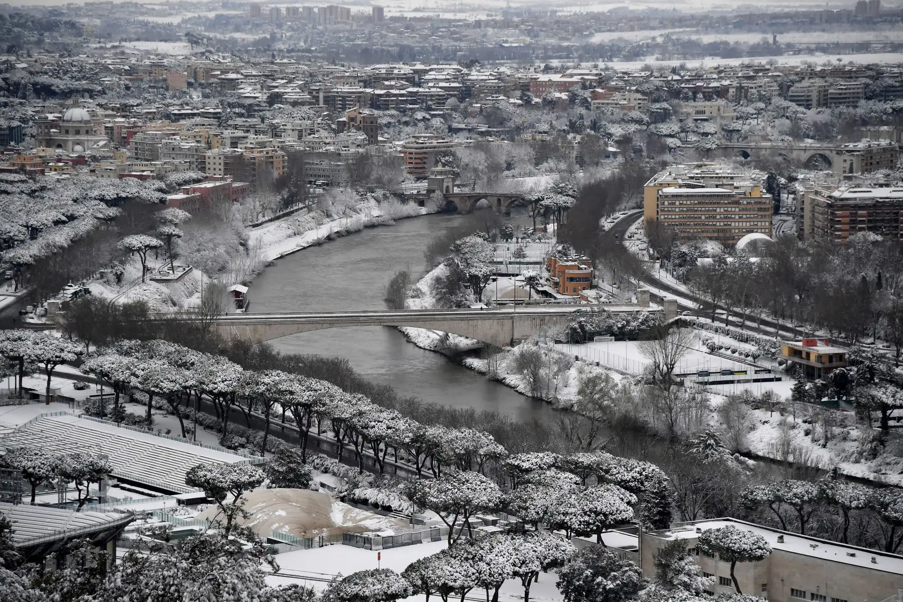 La capital italiana no registraba una nevada de tanta intensidad, que ha paralizado por completo una ciudad que no está acostumbrada a lidiar con los efectos de las bajas temperaturas. Foto: AFP