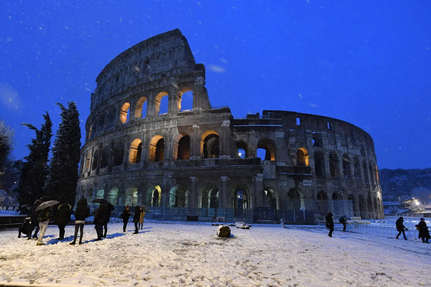 La nieve empezó a caer sobre la medianoche y no ha parado hasta primera hora de la mañana. Foto: AFP