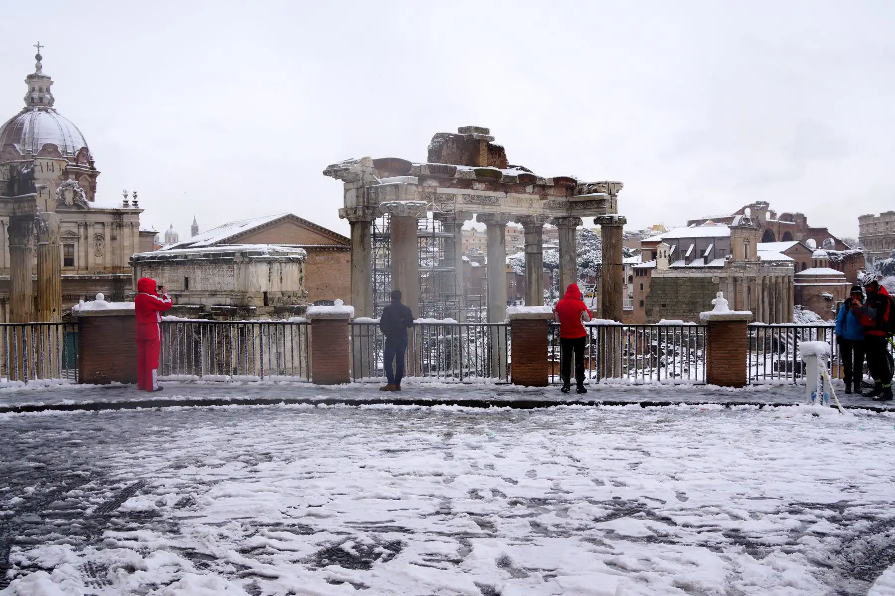 Roma y el Vaticano amanecieron totalmente cubiertas de nieve bajo los efectos de la tormenta Burian que incluso ha provocado el cierre de escuelas y universidades en la capital. Foto: AFP