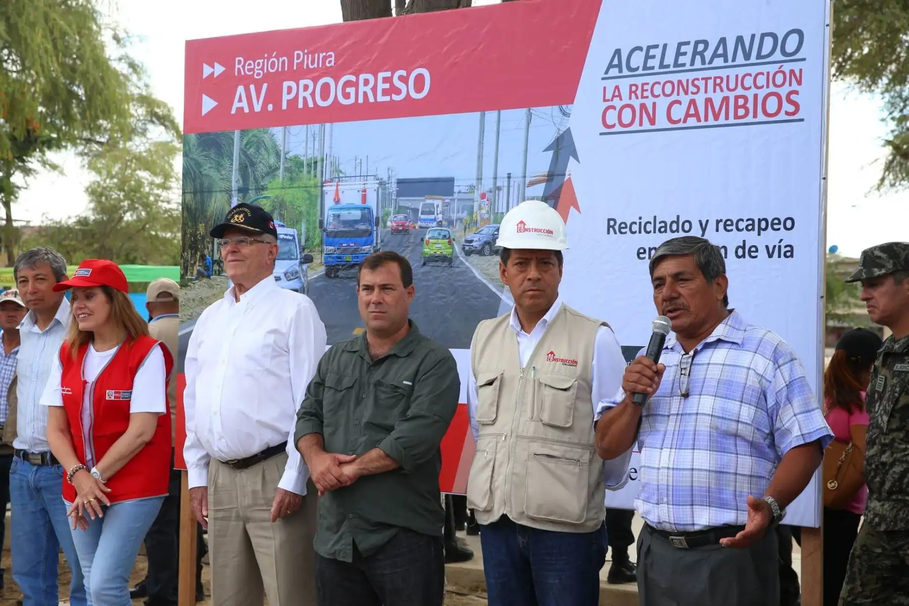 El presidente de la República, Pedro Pablo Kuczynski, inspecciona las obras de rehabilitación de la vía Catacaos-Óvalo de Bayóvar en la región Piura. Foto: ANDINA/Prensa Presidencia
