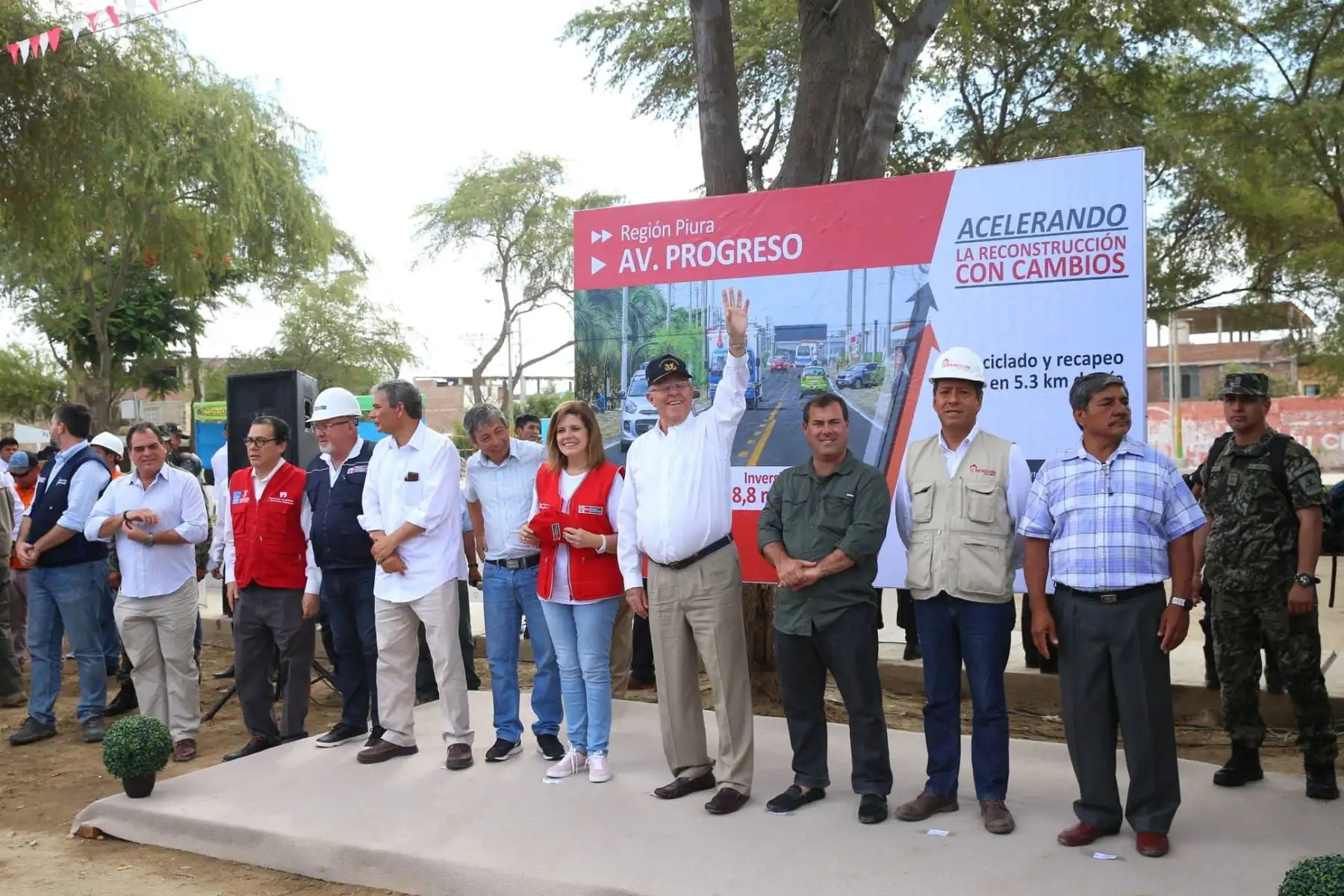 El presidente de la República, Pedro Pablo Kuczynski, inspecciona las obras de rehabilitación de la vía Catacaos-Óvalo de Bayóvar en la región Piura. Foto: ANDINA/Prensa Presidencia