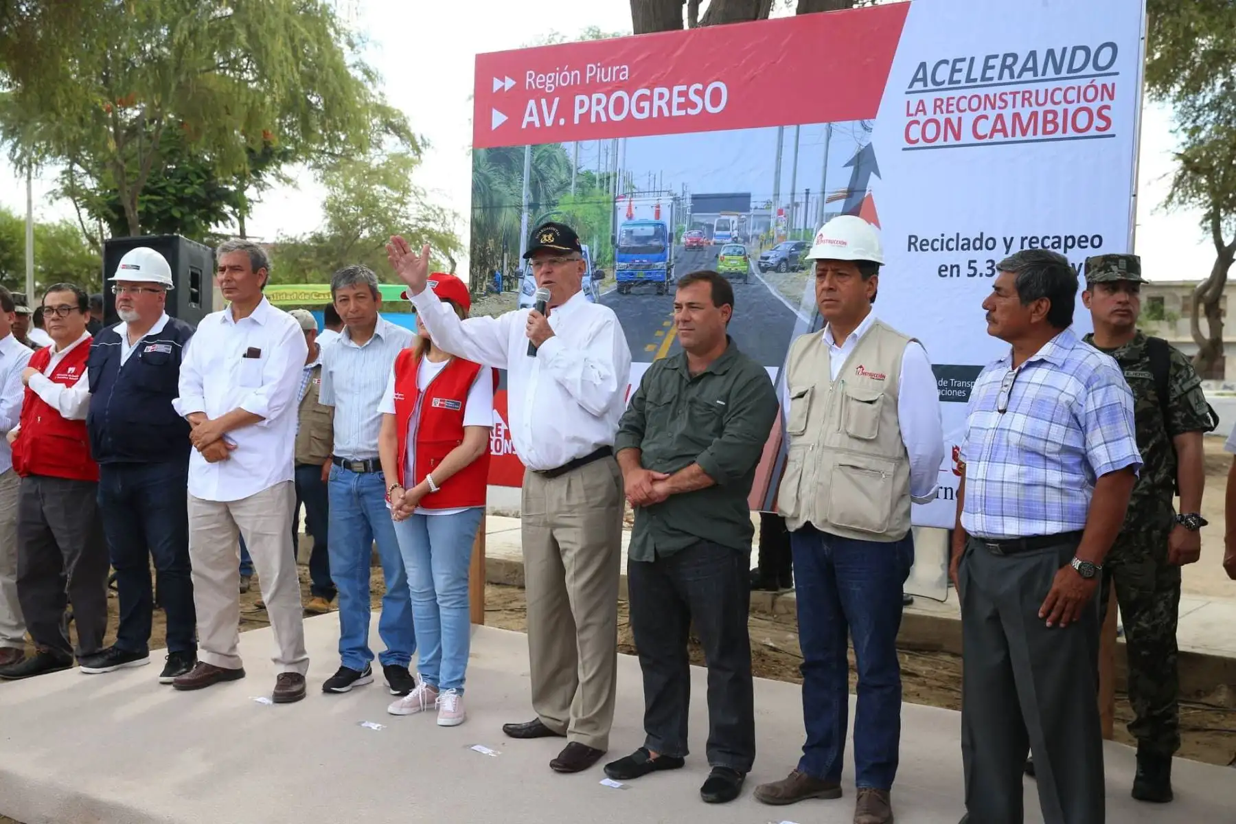 26/02/2018   El presidente de la República, Pedro Pablo Kuczynski, inspecciona las obras de rehabilitación de la vía Catacaos-Óvalo de Bayóvar en la región Piura. Foto: ANDINA/Prensa Presidencia