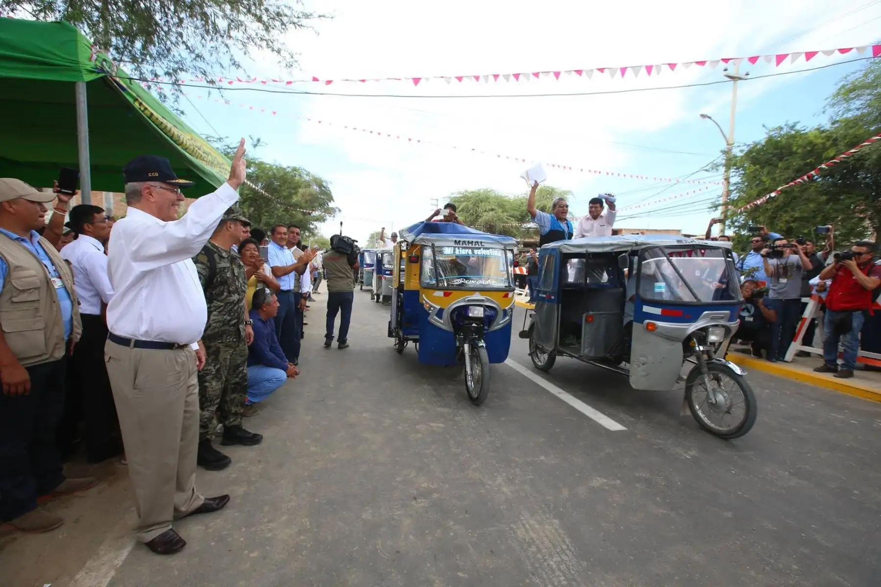 El presidente de la República, Pedro Pablo Kuczynski, inspecciona las obras de rehabilitación de la vía Catacaos-Óvalo de Bayóvar en la región Piura. Foto: ANDINA/Prensa Presidencia