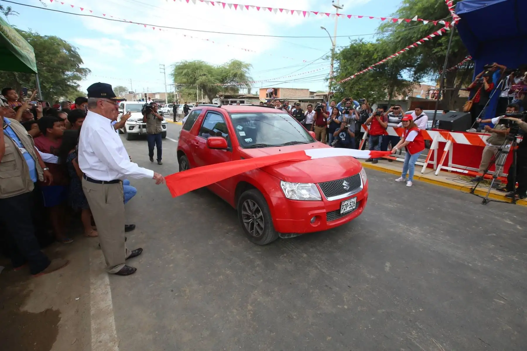 El presidente de la República, Pedro Pablo Kuczynski, inspecciona las obras de rehabilitación de la vía Catacaos-Óvalo de Bayóvar en la región Piura. Foto: ANDINA/Prensa Presidencia