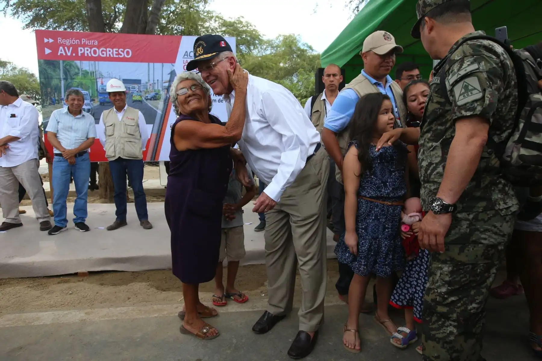 El presidente de la República, Pedro Pablo Kuczynski, inspecciona las obras de rehabilitación de la vía Catacaos-Óvalo de Bayóvar en la región Piura. Foto: ANDINA/Prensa Presidencia