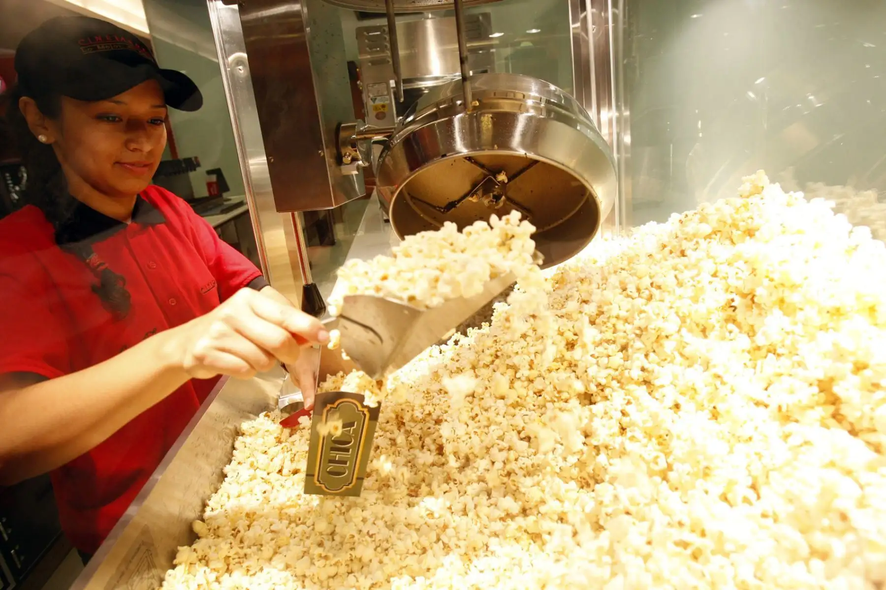 Indecopi aclaró que los alimentos y bebidas deben ser iguales o de similares características a los que se venden dentro de dichos establecimientos comerciales, de manera que no causen un daño a la infraestructura del local o a otros consumidores. Foto: ANDINA/Juan Carlos Guzmán