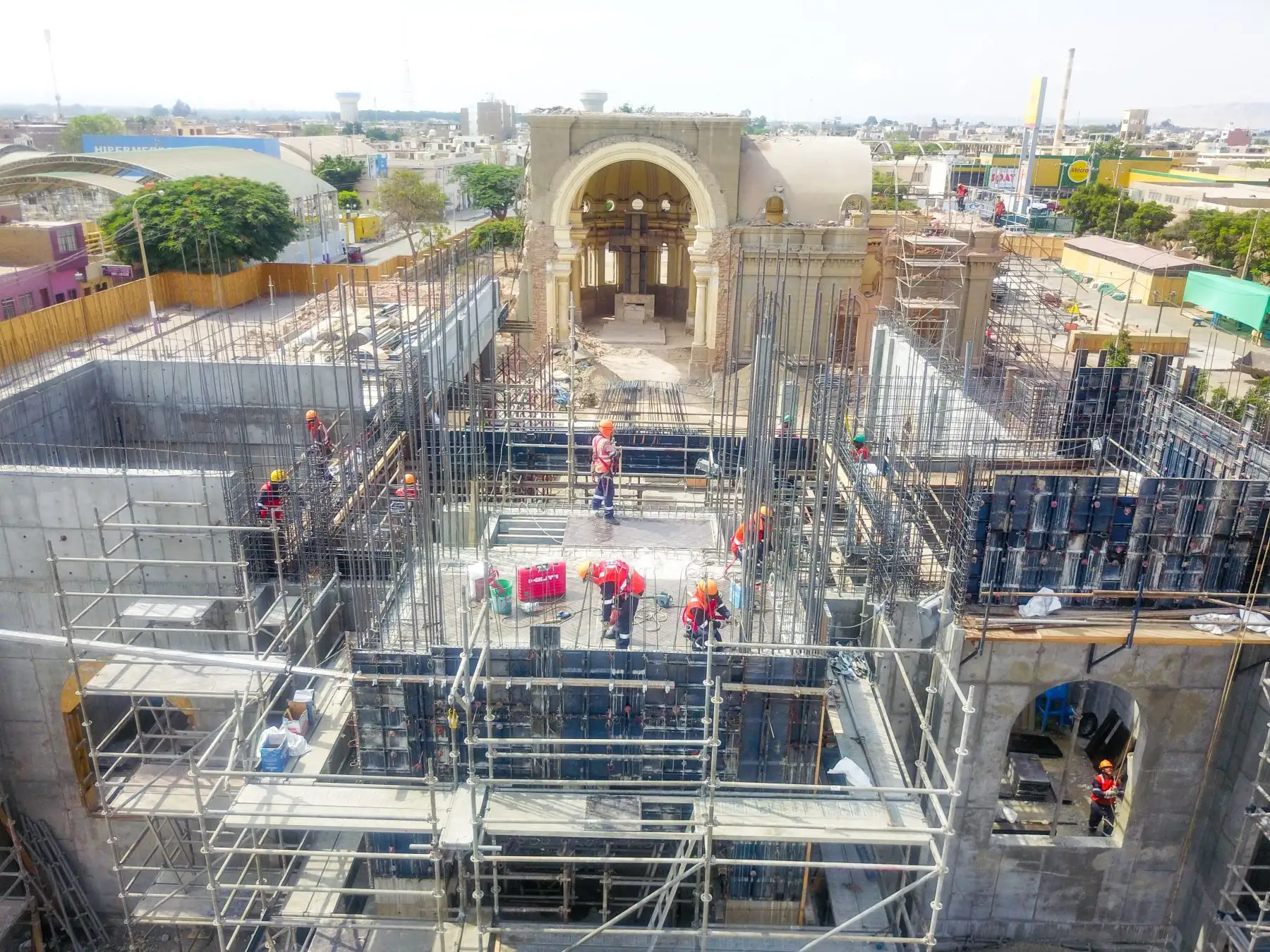 El nuevo santuario comprende la construcción de la nave central y torre, que incluye una ampliación con naves laterales manteniendo las características originales del sector destruido por el terremoto.Foto: Cortesía: Genry Emerson Bautista