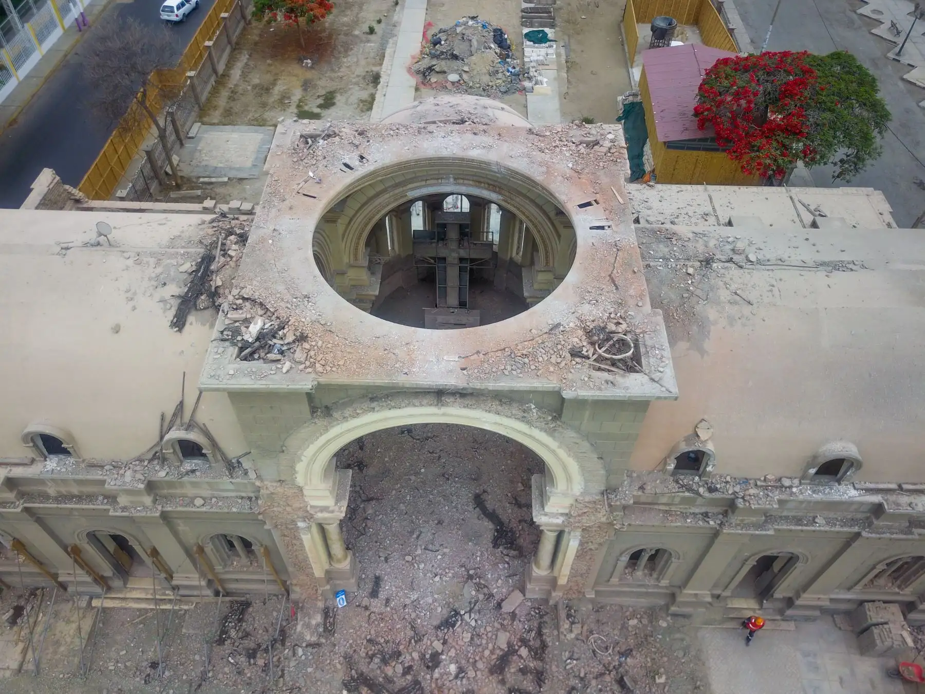 El terremoto del 15 de agosto del 2007 derrumbó la torre y buena parte del techo de la iglesia de Luren. Foto: Cortesía: Genry Emerson Bautista