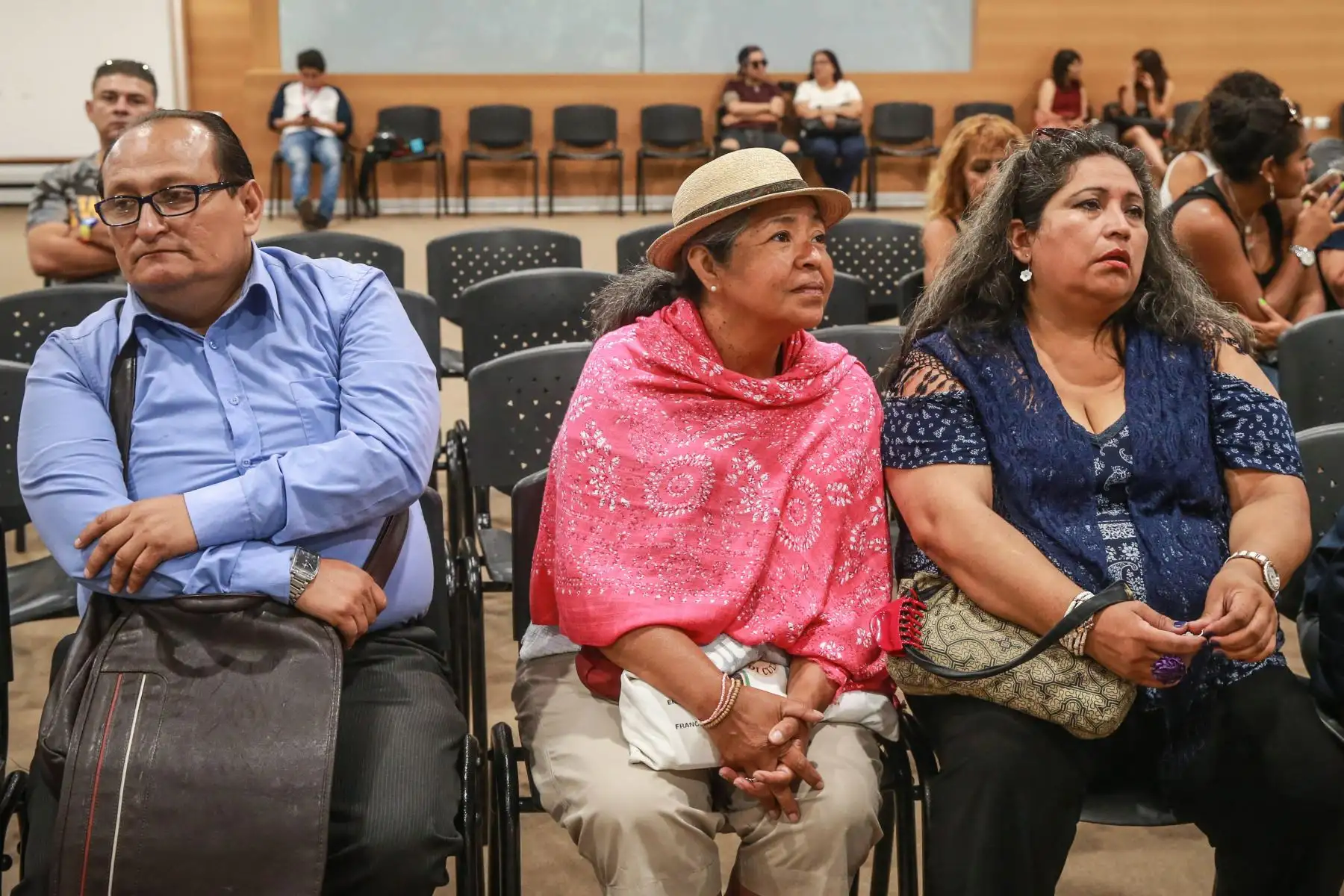 Familiares y amigos asisten al velorio del primer actor Enrique Victoria en el Museo de la Nación. Foto: ANDINA/ Norman Córdova