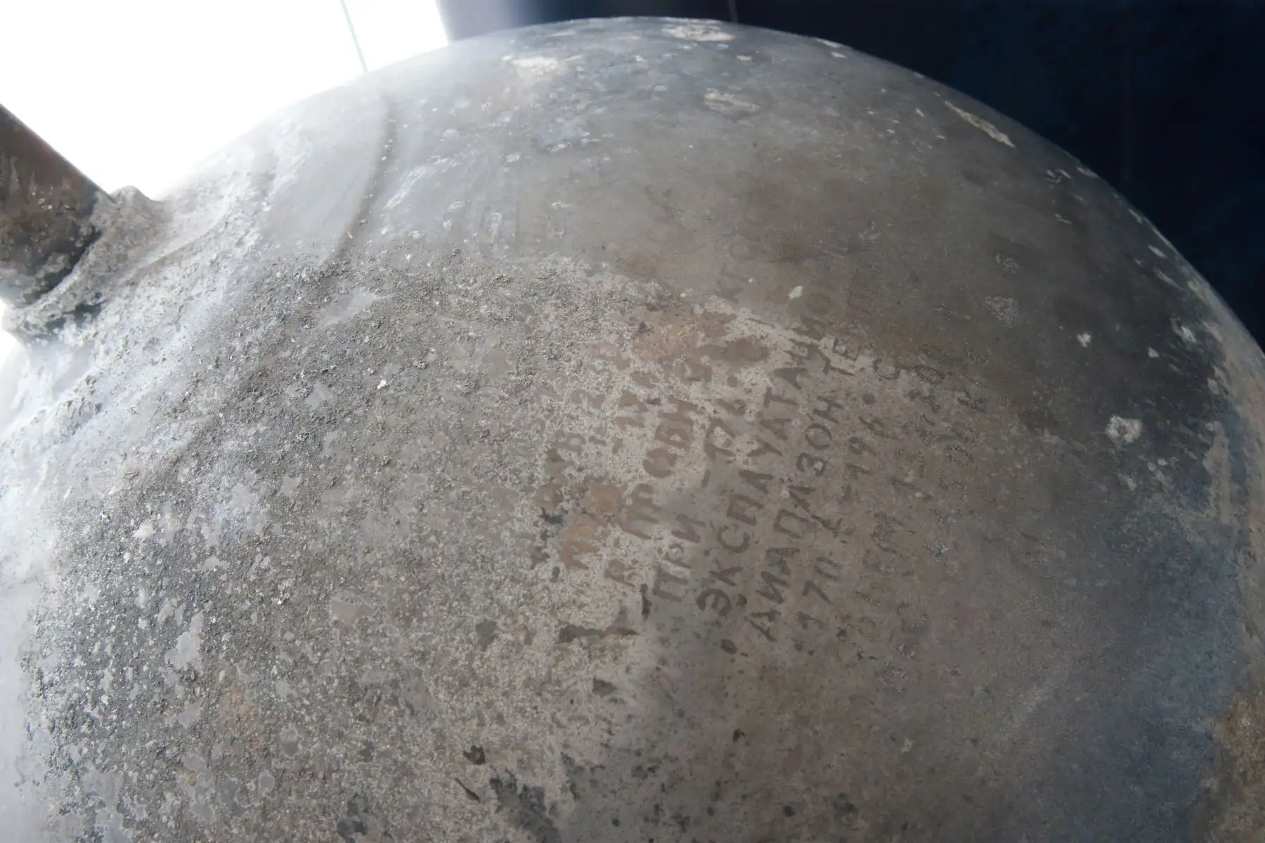 Objetos que cayeron del espacio sobre unos parajes de la provincia de Azángaro, Puno .Foto: ANDINA/Norman Córdova