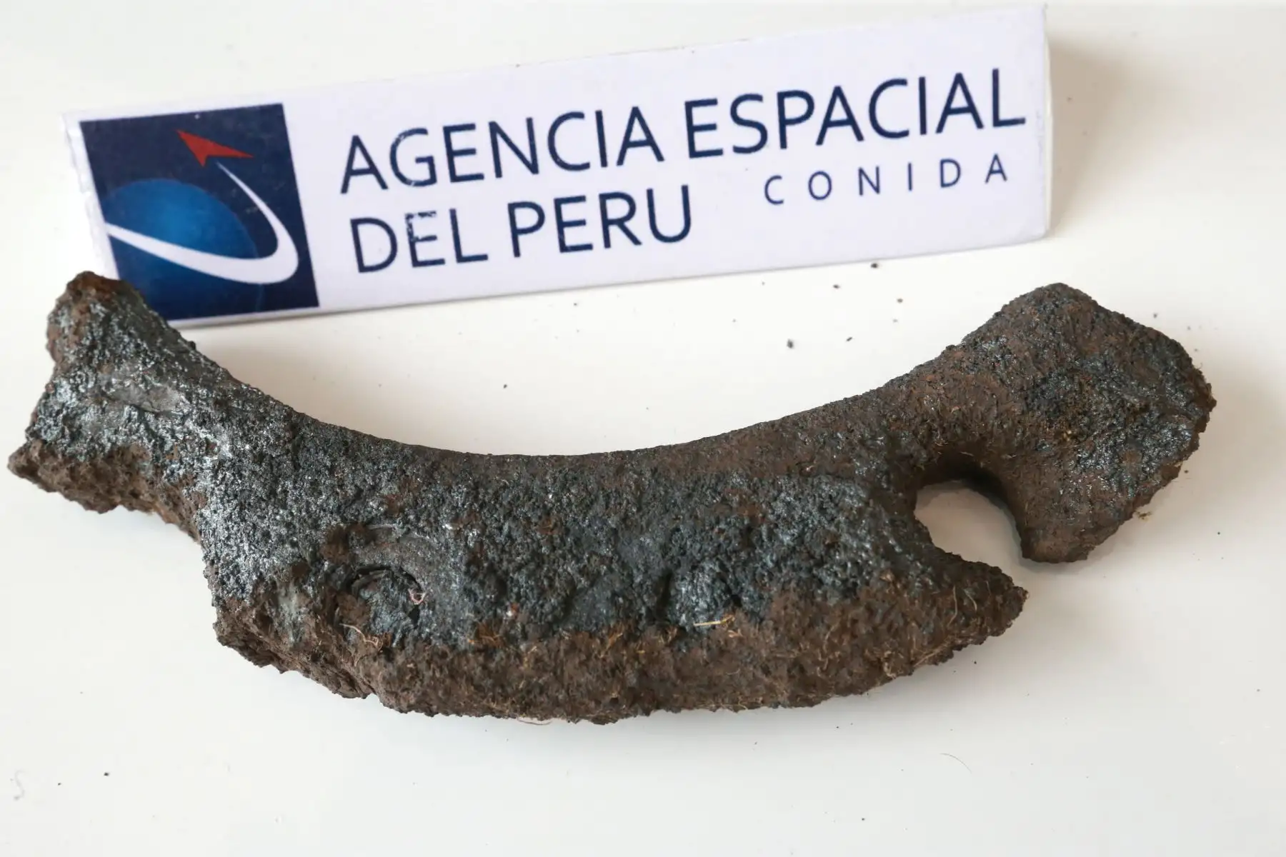 Objetos que cayeron del espacio sobre unos parajes de la provincia de Azángaro, Puno .Foto: ANDINA/Norman Córdova