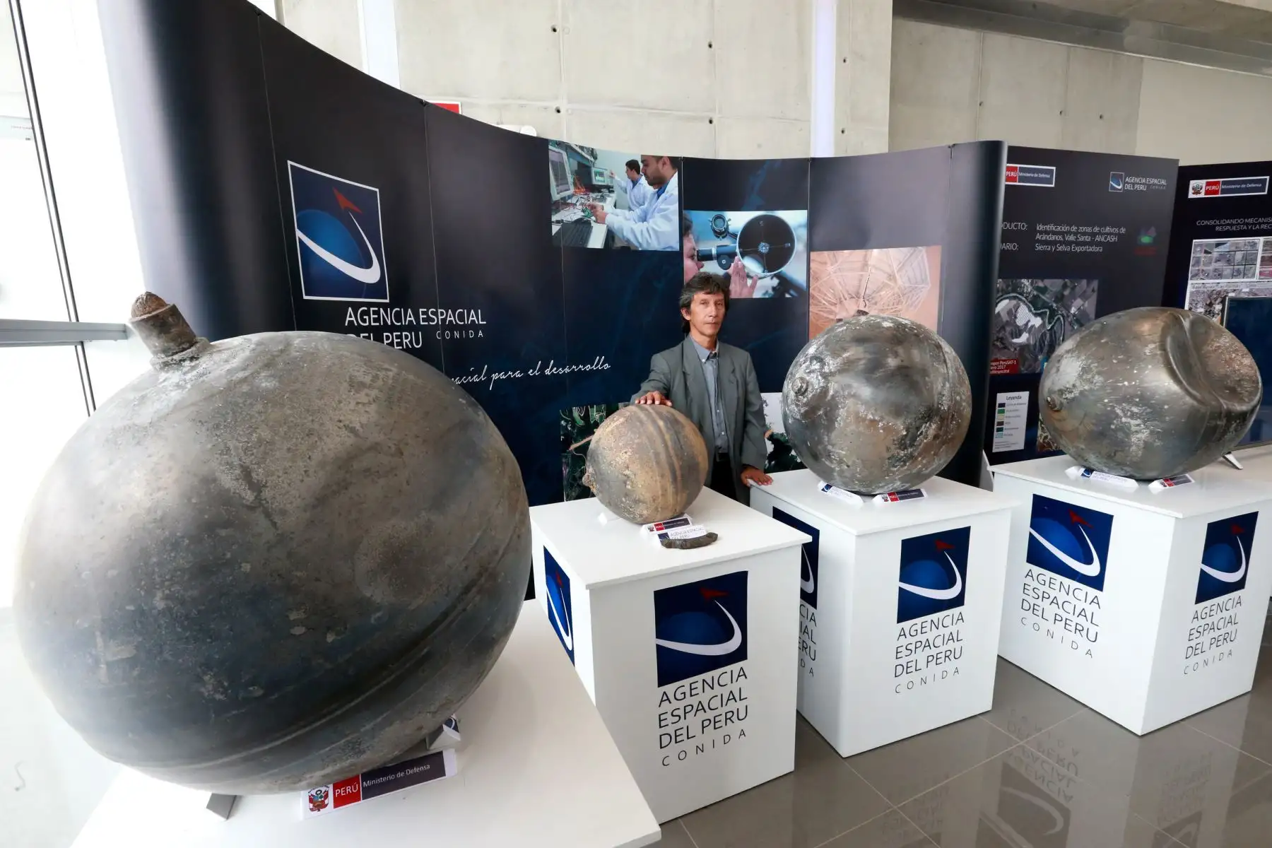 Walter R. Guevara Day, Investigador de Astrofísica, presenta los cuatro objetos esféricos que cayeron del espacio sobre unos parajes de la provincia de Azángaro, Puno .Foto: ANDINA/Norman Córdova