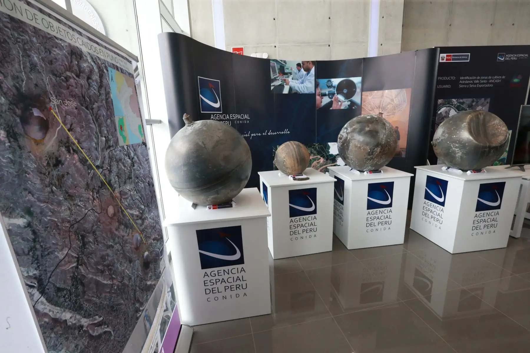 Objetos que cayeron del espacio sobre unos parajes de la provincia de Azángaro, Puno. Foto: ANDINA/ Norman Cordova
