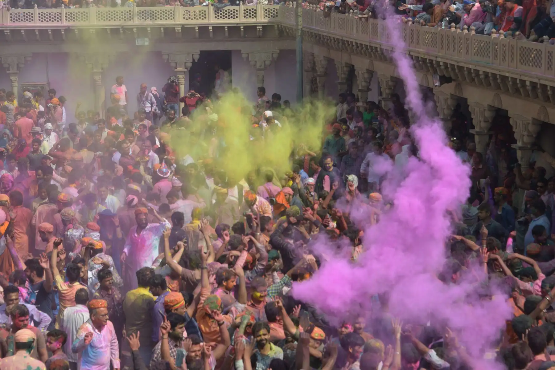 Devotos hindúes celebran el festival de colores de primavera llamado Holi. Foto: AFP